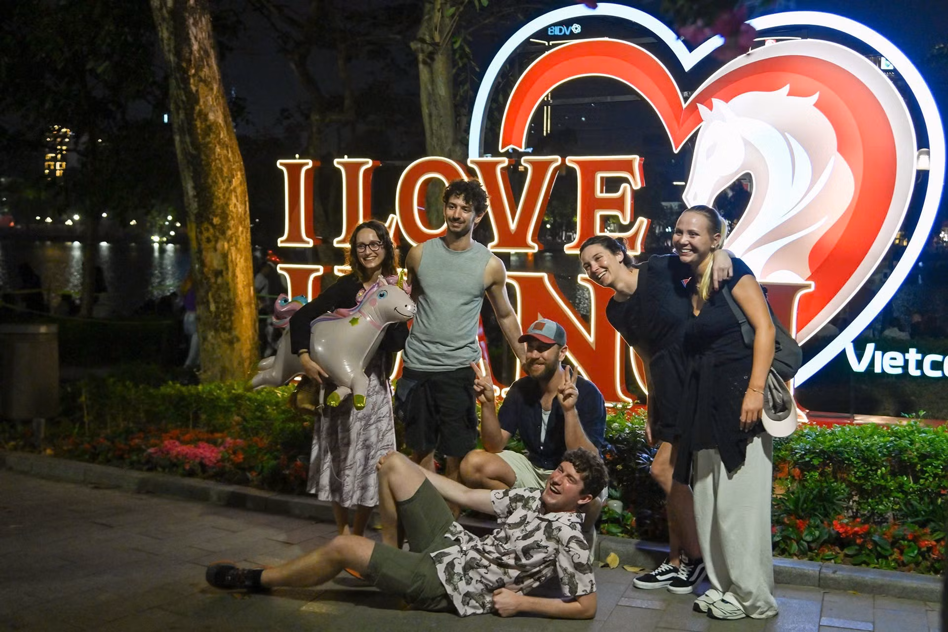 Turistas internacionales se suman a la alegría de dar la bienvenida al Tet junto al pueblo vietnamita.