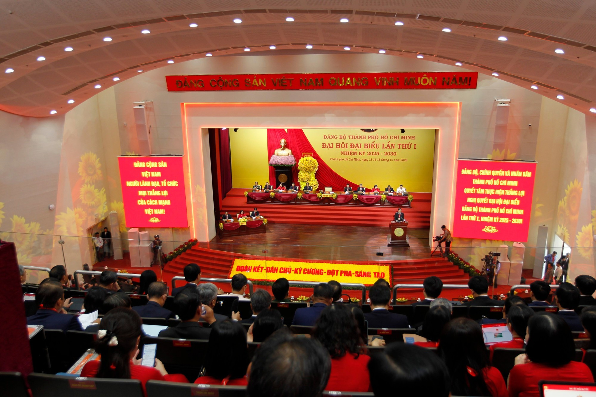 Sesión oficial de la primera Asamblea del Comité del Partido en Ciudad Ho Chi Minh correspondiente al período 2025-2030. (Foto: VNA)