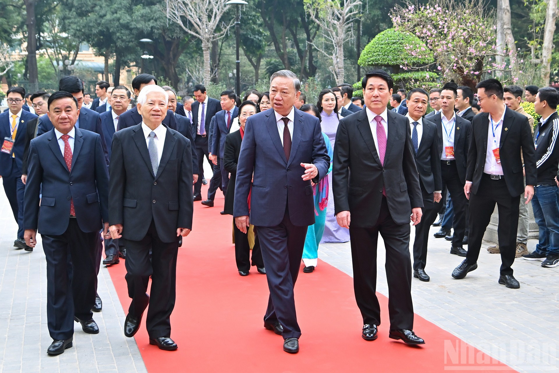 El secretario general del PCV, To Lam, el presidente Luong Cuong, y otros actuales y anteriores dirigentes del Partido y del Estado asisten al acto.
