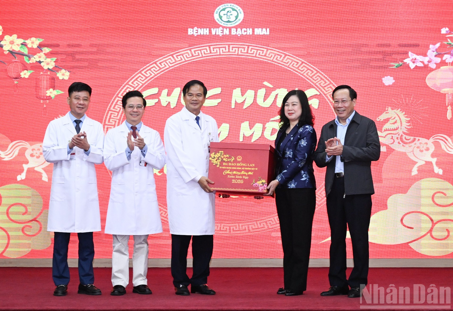 La ministra de Salud Pública, Dao Hong Lan, ofrece regalos al Hospital Bach Mai.