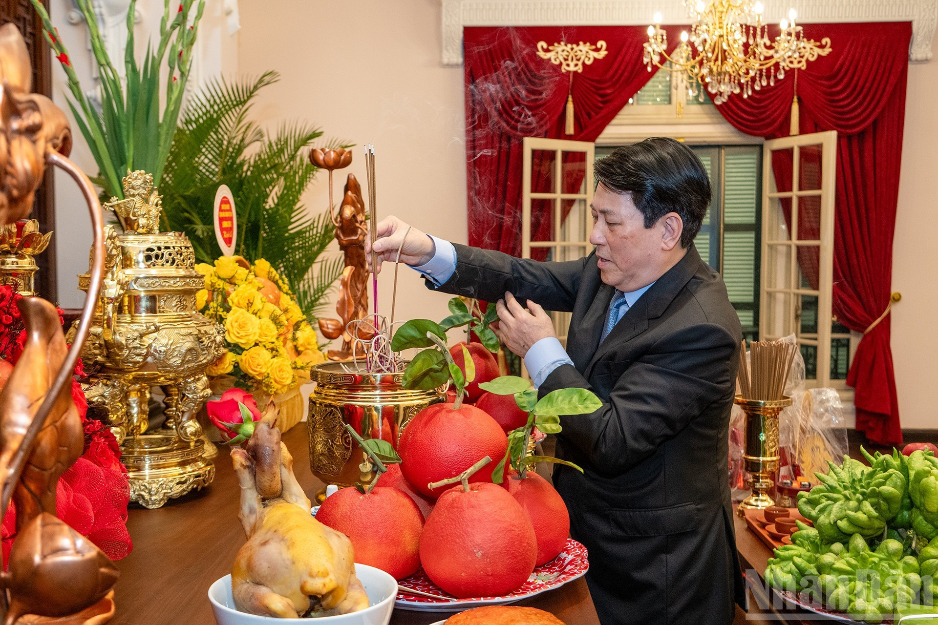 El mandatario ofrece incienso en memoria del Presidente Chi Minh en la sede de la Oficina Presidencial en Bac Bo Phu.