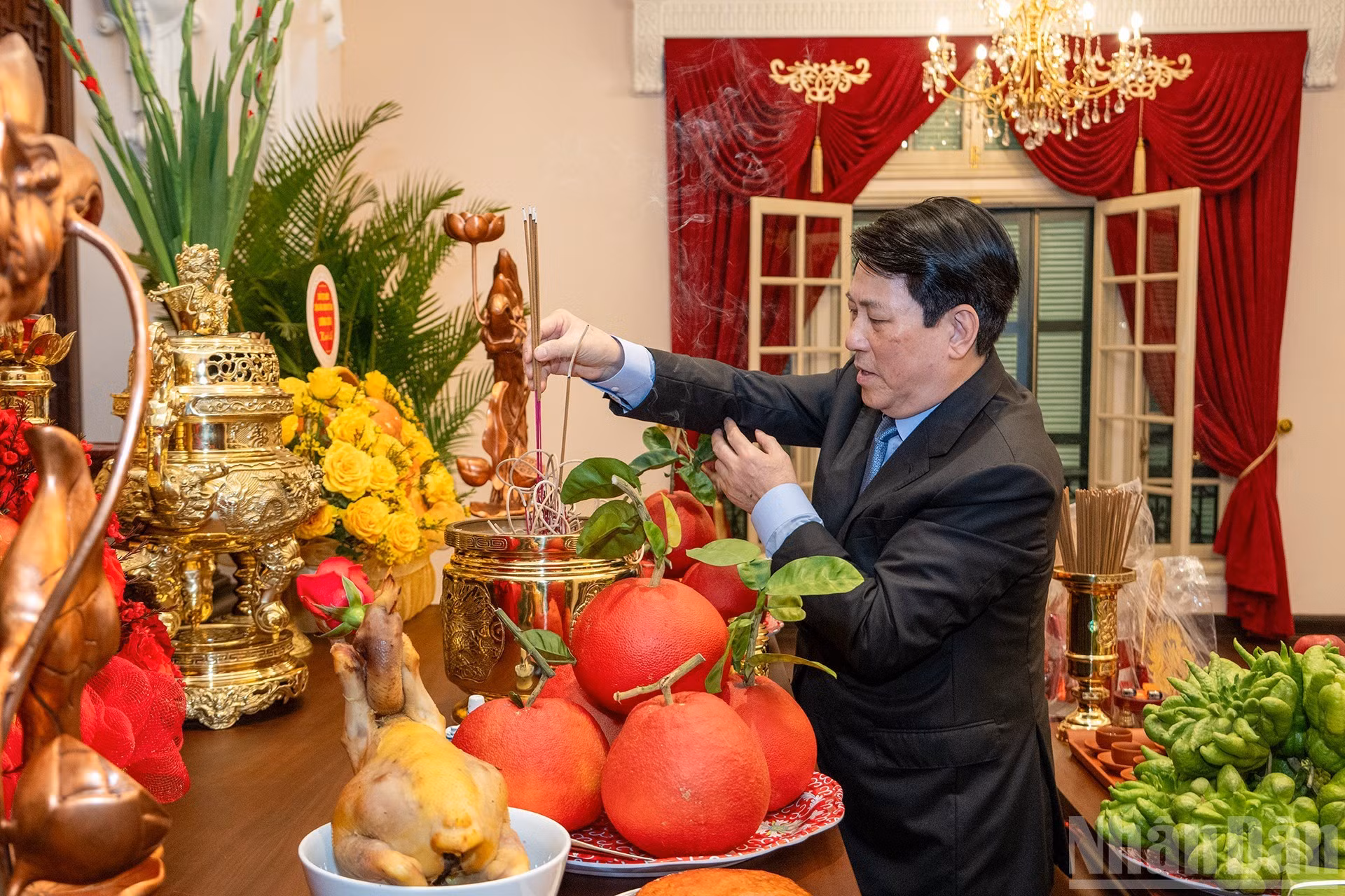 El mandatario ofrece incienso en memoria del Presidente Chi Minh en la sede de la Oficina Presidencial en Bac Bo Phu.