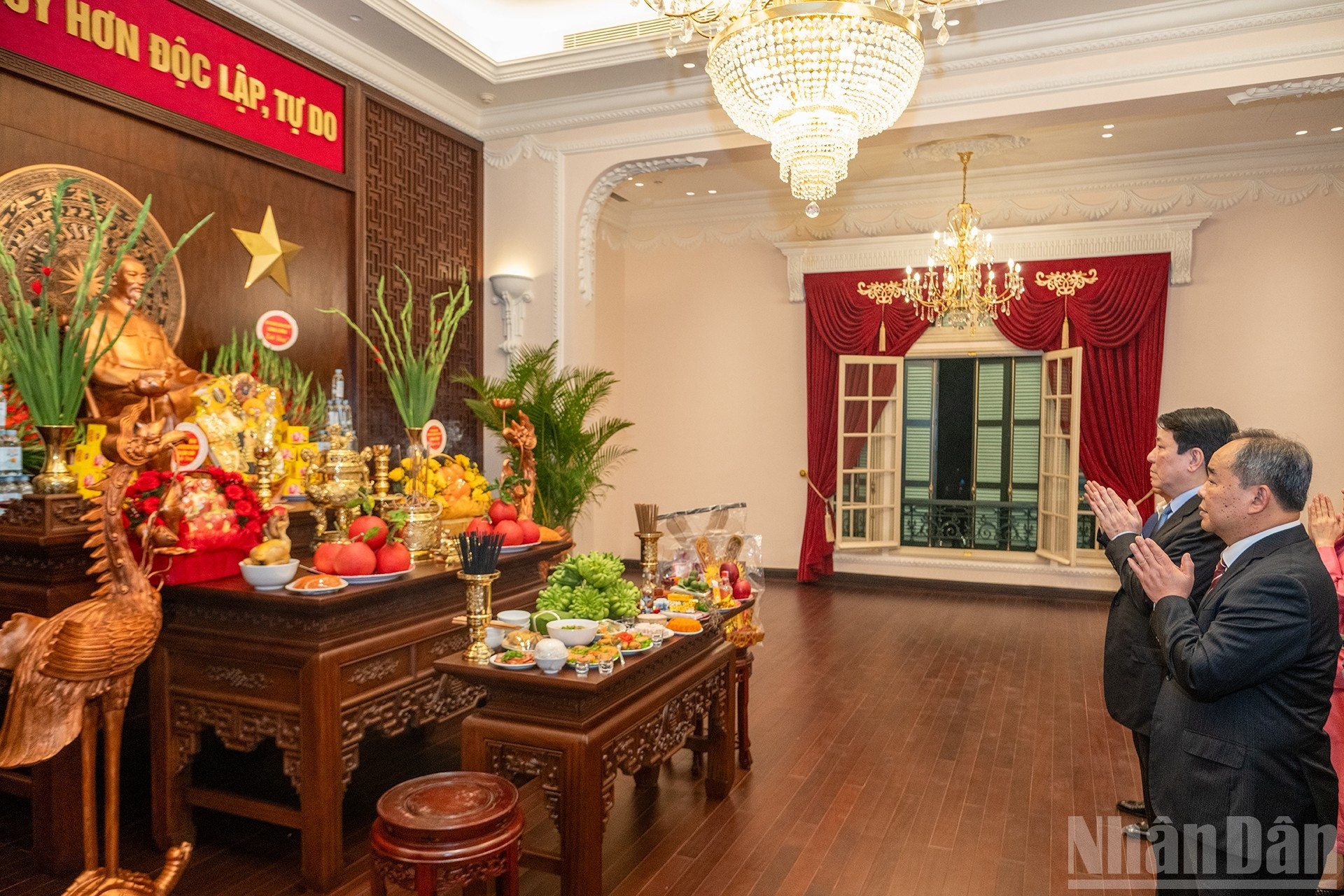 El presidente rinde tributo al Tío Ho.