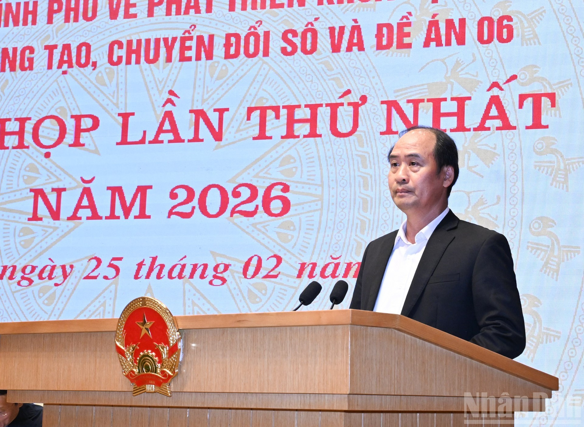 El viceministro del Interior Nguyen Van Hoi habla en la conferencia.