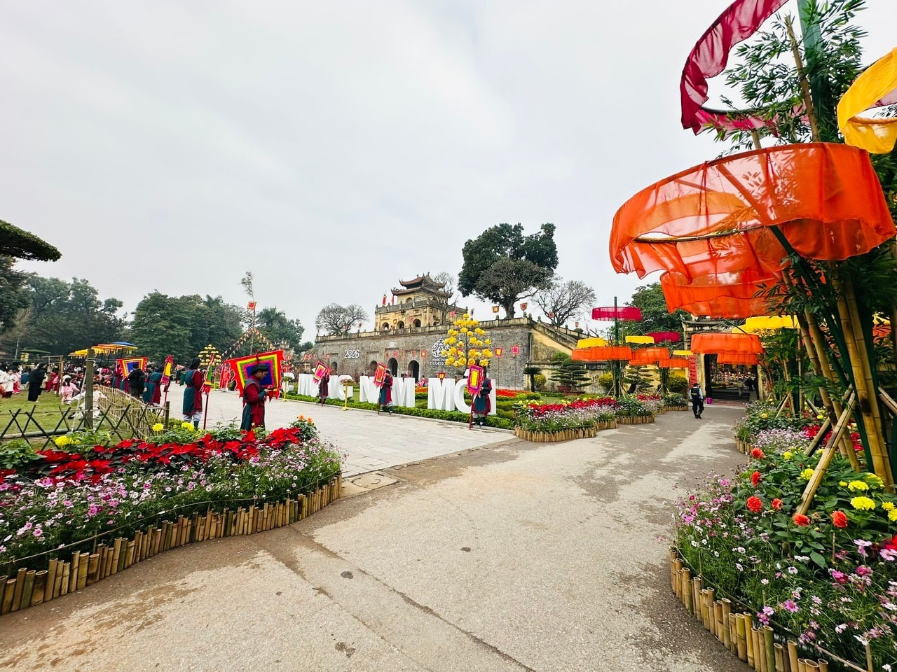 El montaje de esta calle es posible gracias a las aportaciones del Centro de Conservación del Patrimonio Thang Long-Hanói, el Grupo SOVICO y la Sociedad Anónima Inmobiliaria Phu Long.