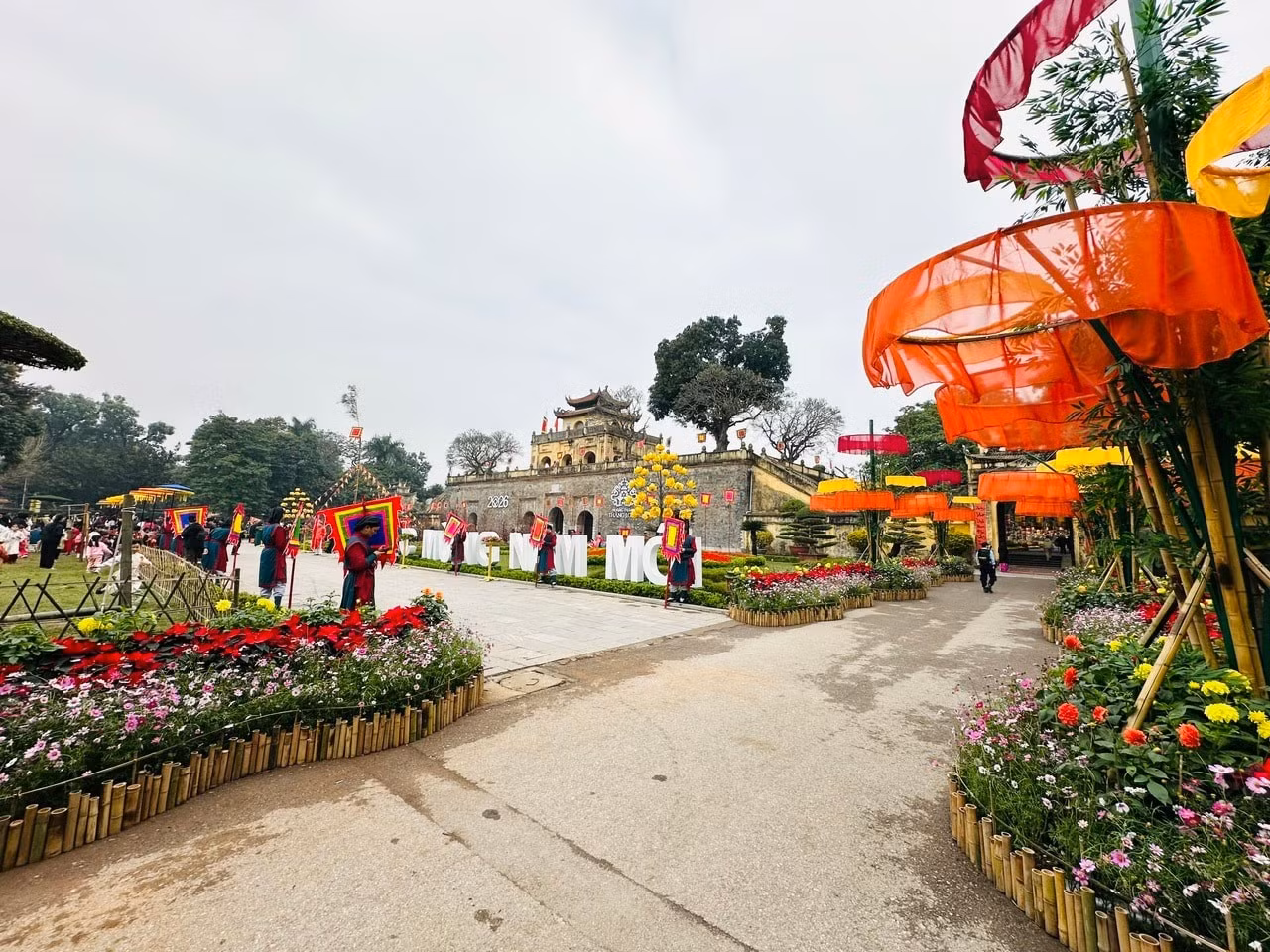 El montaje de esta calle es posible gracias a las aportaciones del Centro de Conservación del Patrimonio Thang Long-Hanói, el Grupo SOVICO y la Sociedad Anónima Inmobiliaria Phu Long.