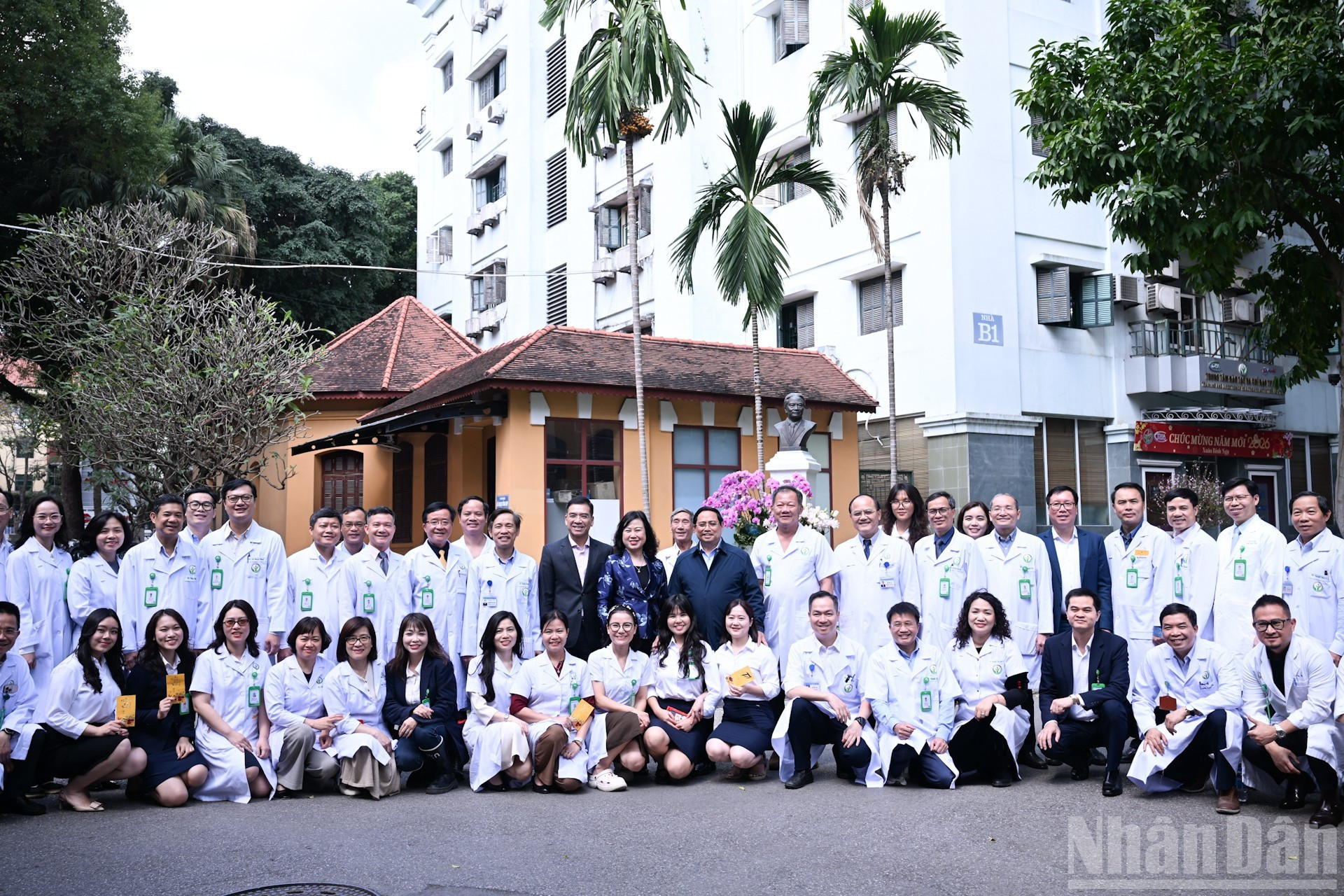 El primer ministro con médicos y trabajadores del Hospital de Amistad Vietnam-Alemania.