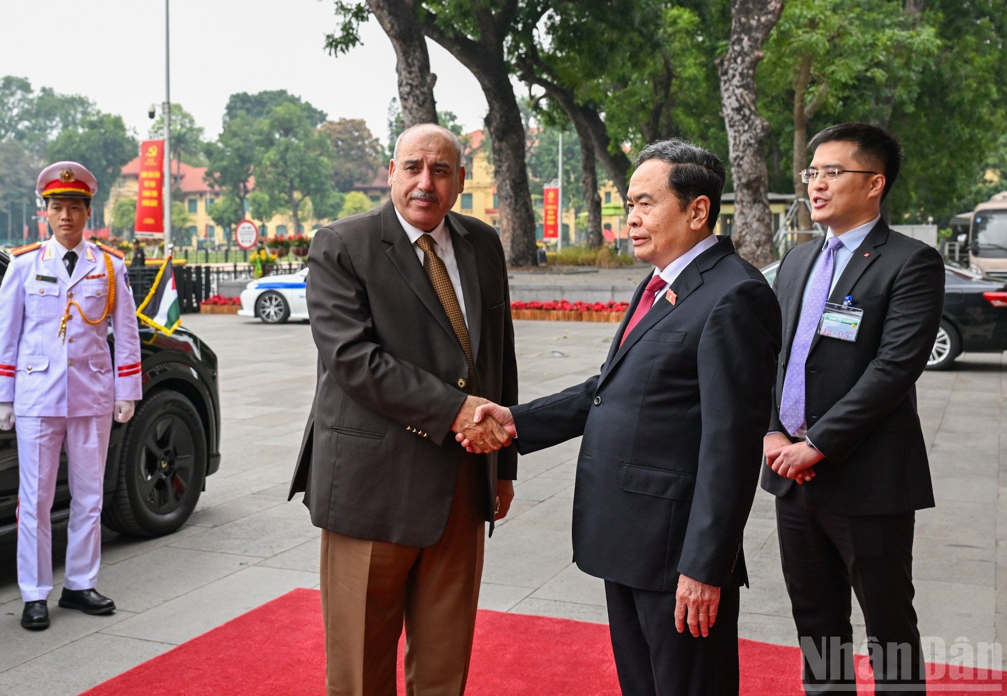 El presidente de la Asamblea Nacional de Vietnam, Tran Thanh Man, recibe al titular de la Cámara de Representantes de Jordania, Mazen Turki El Qadi.