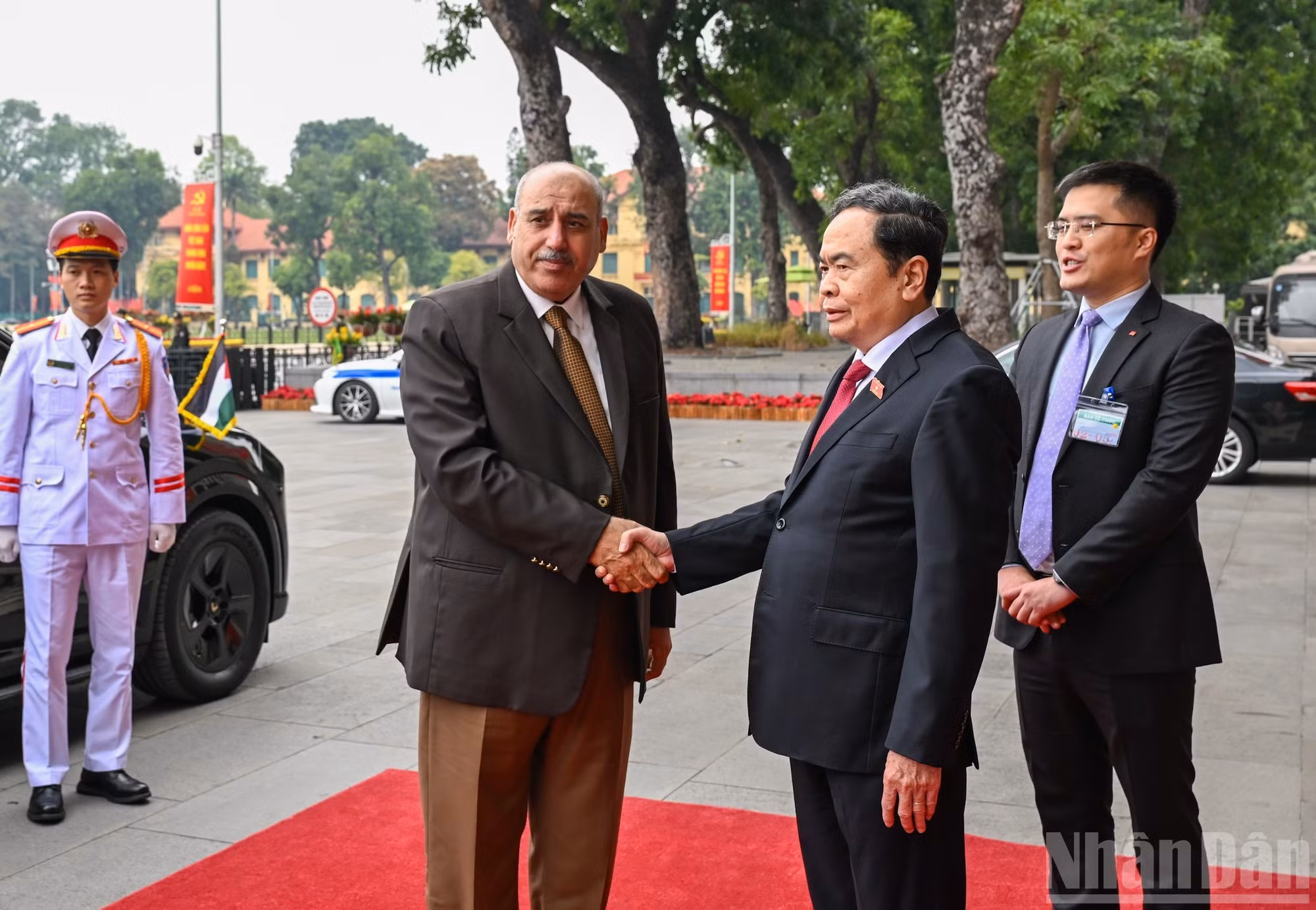El presidente de la Asamblea Nacional de Vietnam, Tran Thanh Man, recibe al titular de la Cámara de Representantes de Jordania, Mazen Turki El Qadi.