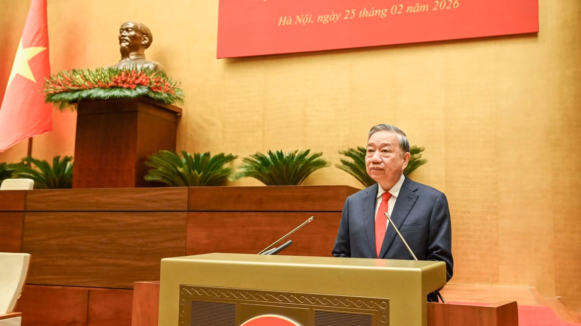 El secretario general del Comité Central del Partido Comunista de Vietnam, To Lam, habla en la conferencia.