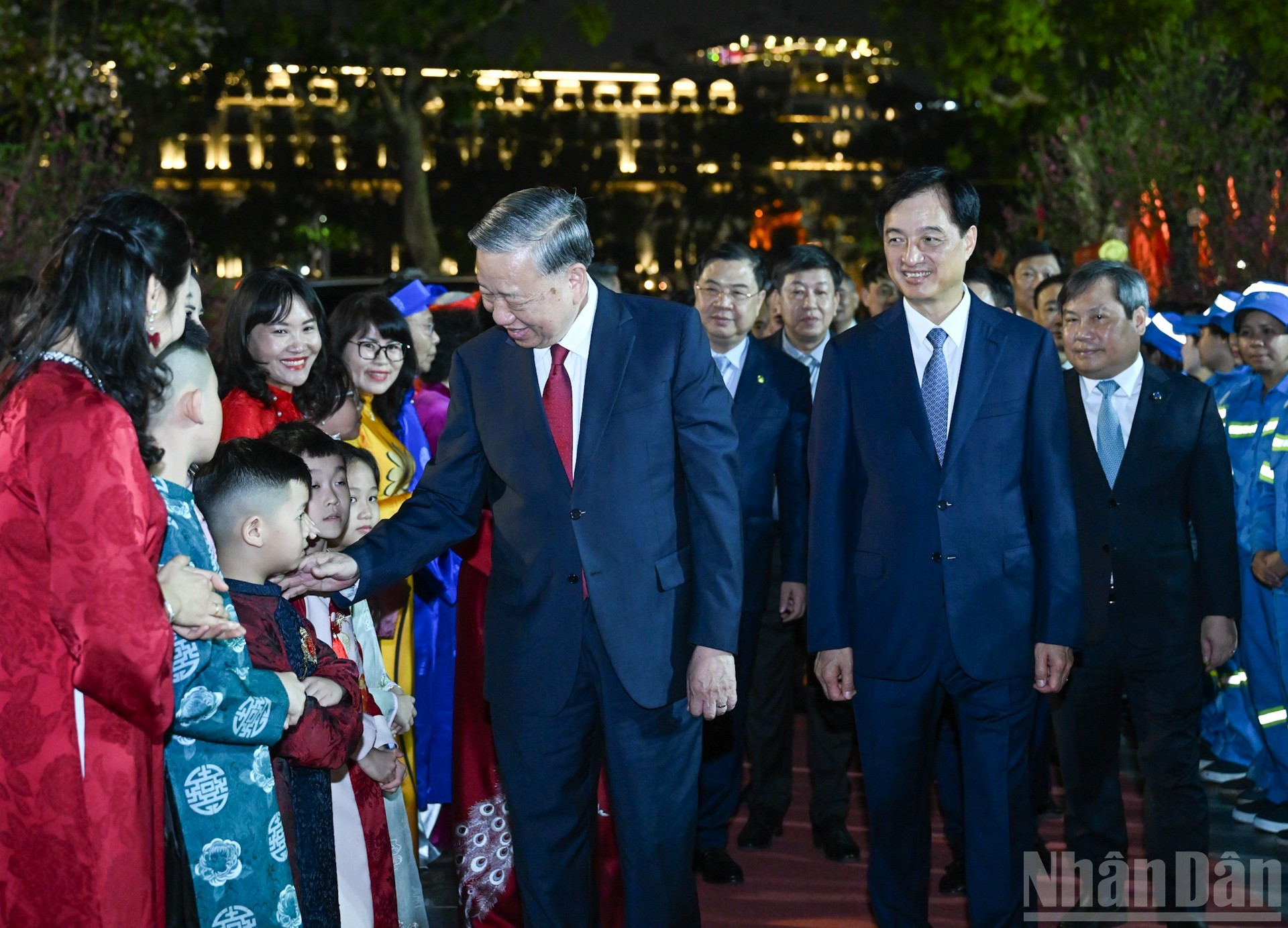 El dirigente saluda a los hanoyenses en el recinto del monumento.
