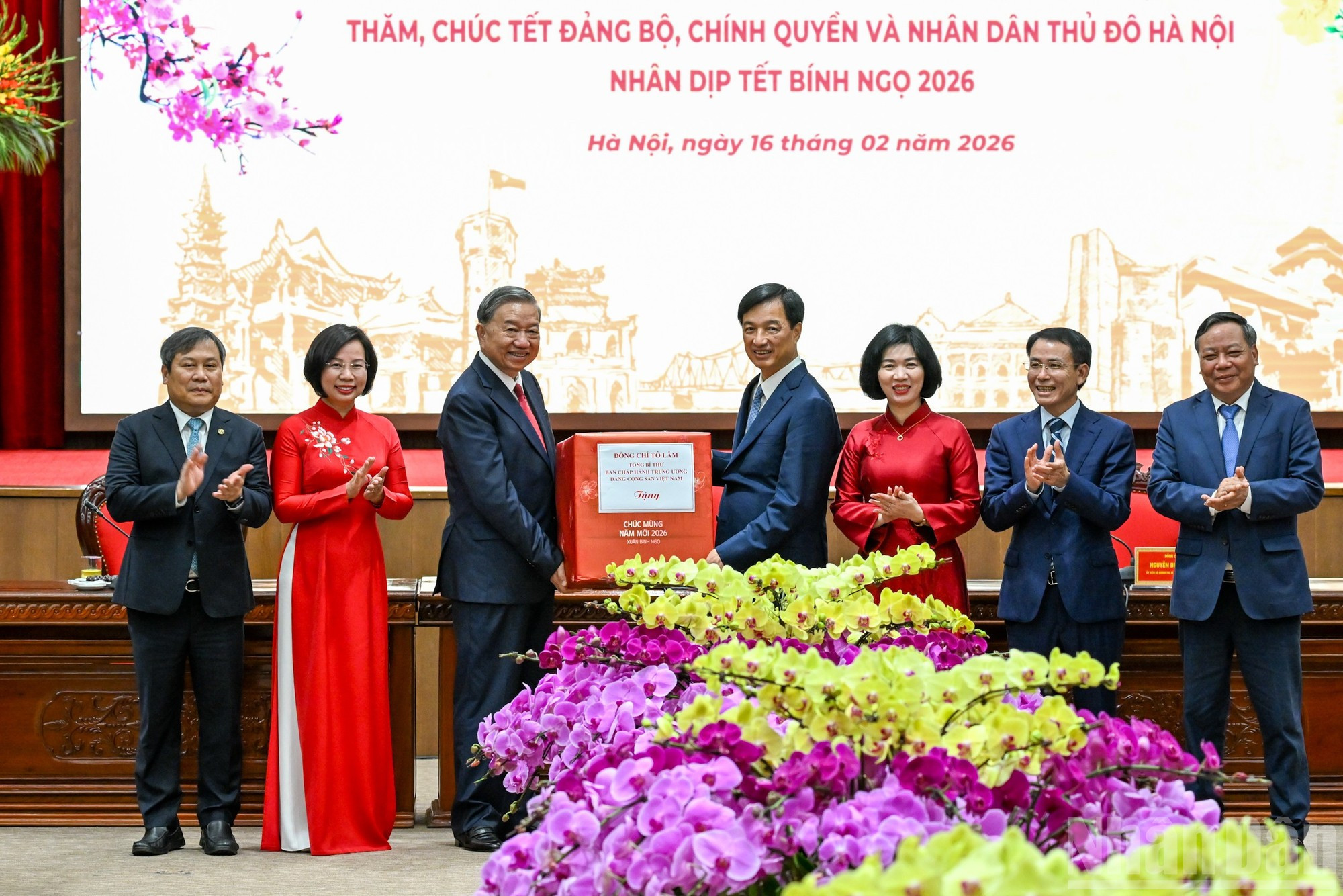 To Lam entrega obsequios del Tet a Hanói.