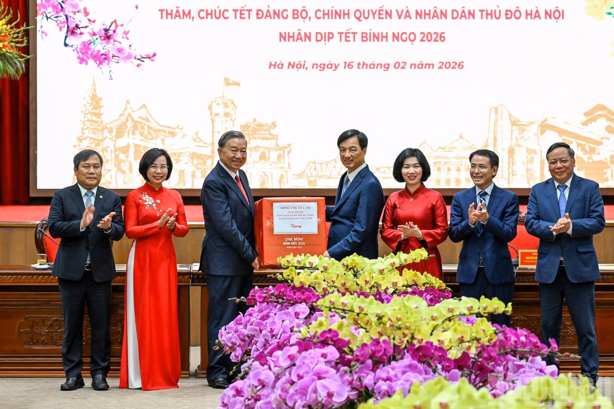 To Lam entrega obsequios del Tet a Hanói.