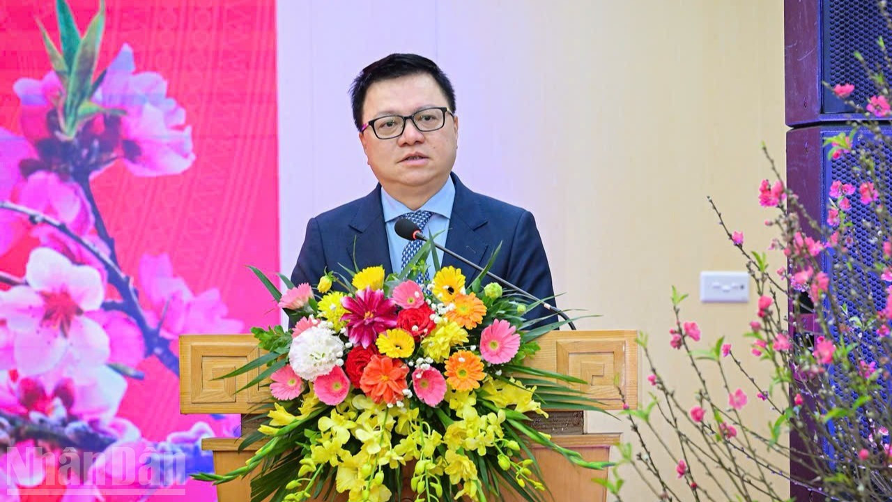 Le Quoc Minh, miembro del Comité Central del PCV, subjefe de la Comisión de Propaganda y Movilización de Masas del Comité Central del PCV, presidente-editor de Nhan Dan y titular de la Asociación de Periodistas del país, habla en el acto.