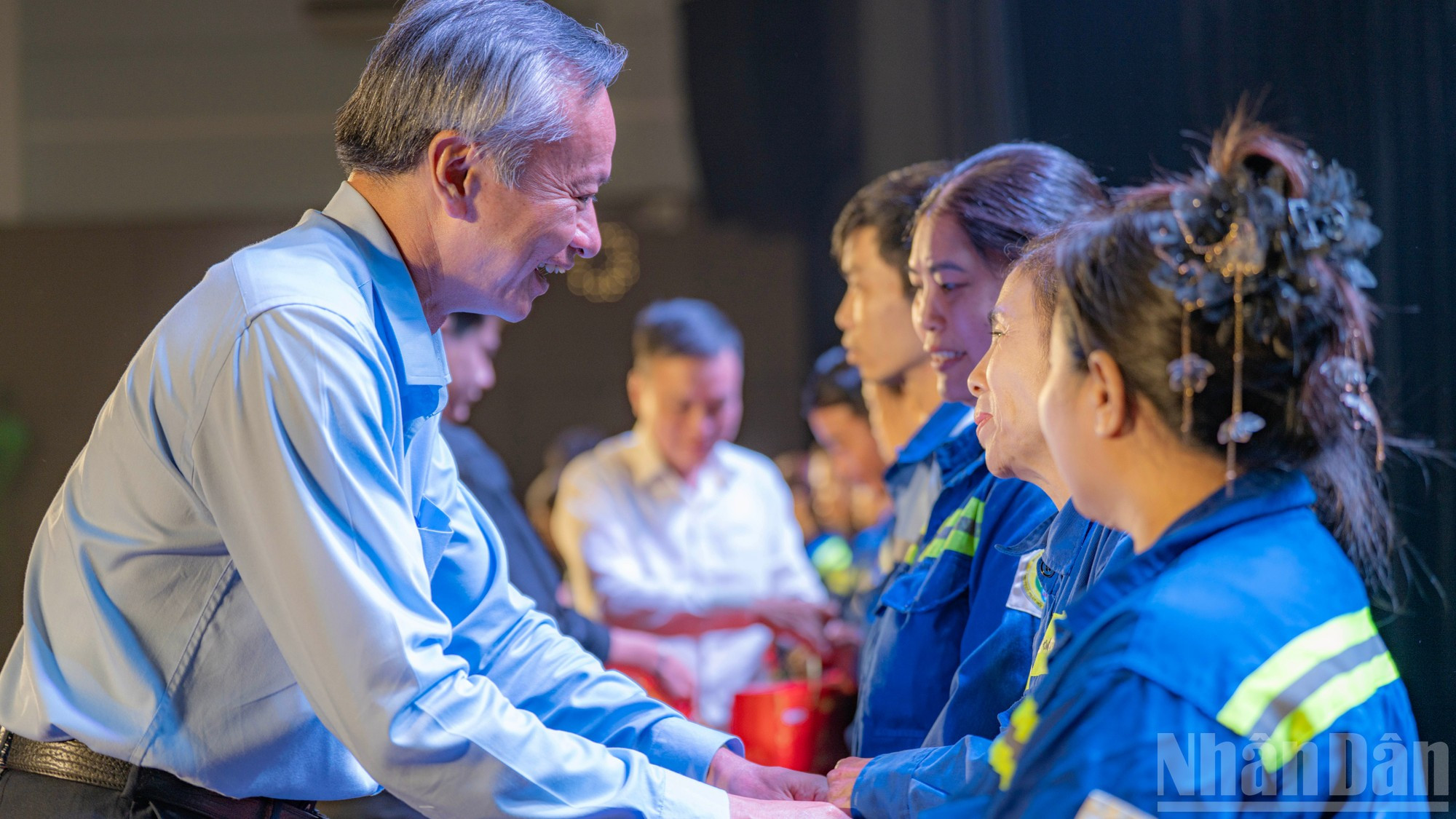 Entregan obsequios a los trabajadores en el programa.