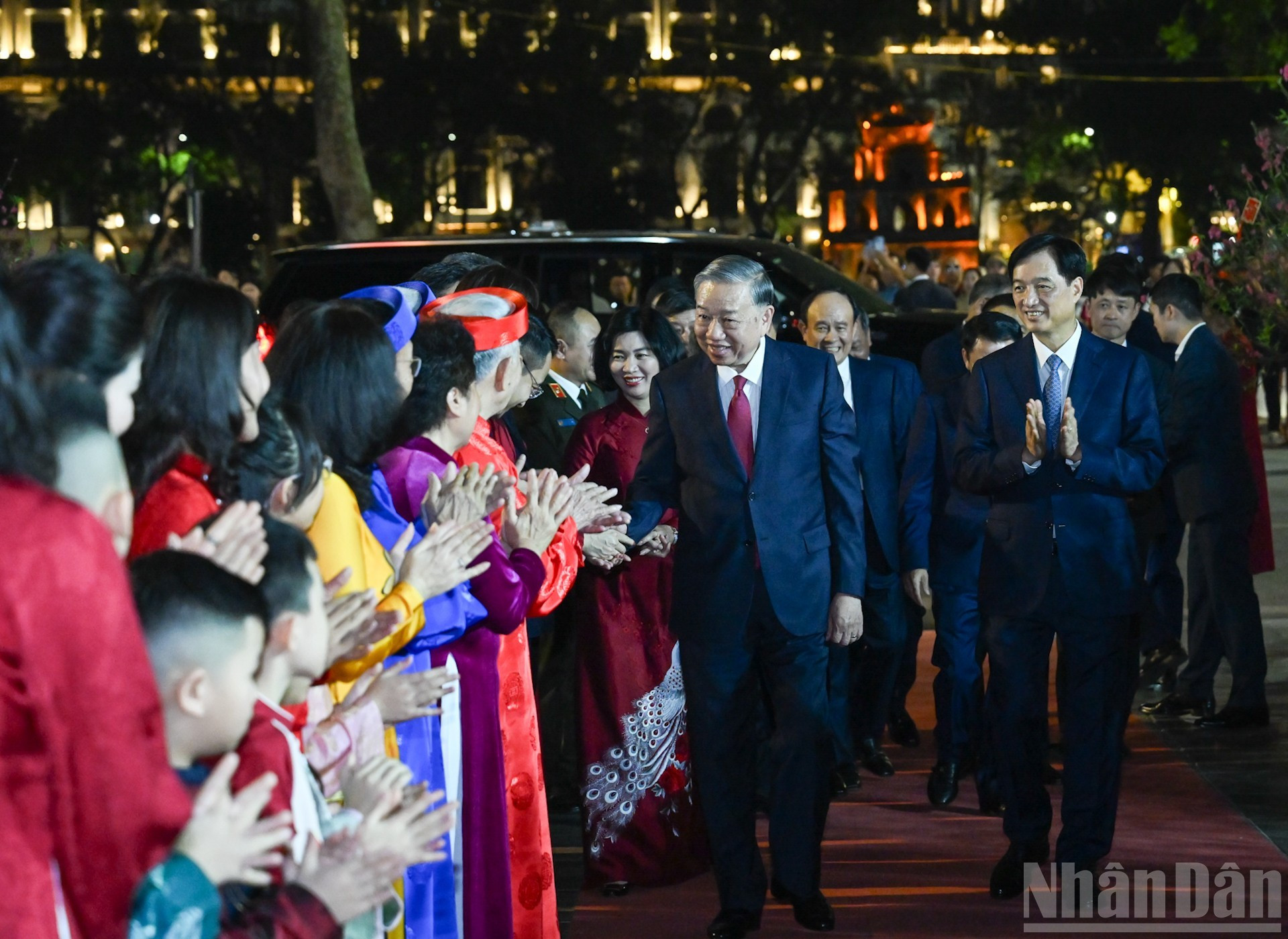 El secretario general del PCV, To Lam, llega al área del Monumento al Rey Ly Thai To.