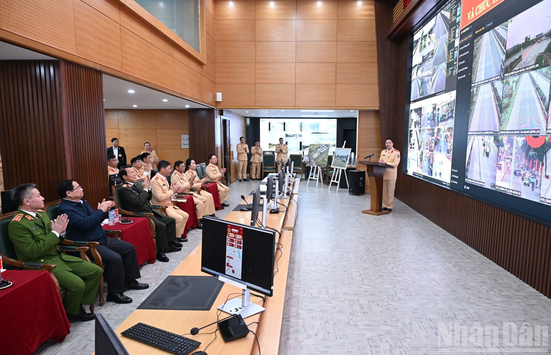 El primer ministro de Vietnam, Pham Minh Chinh, revisa las labores de servicio en el Departamento de la Policía de Tránsito.