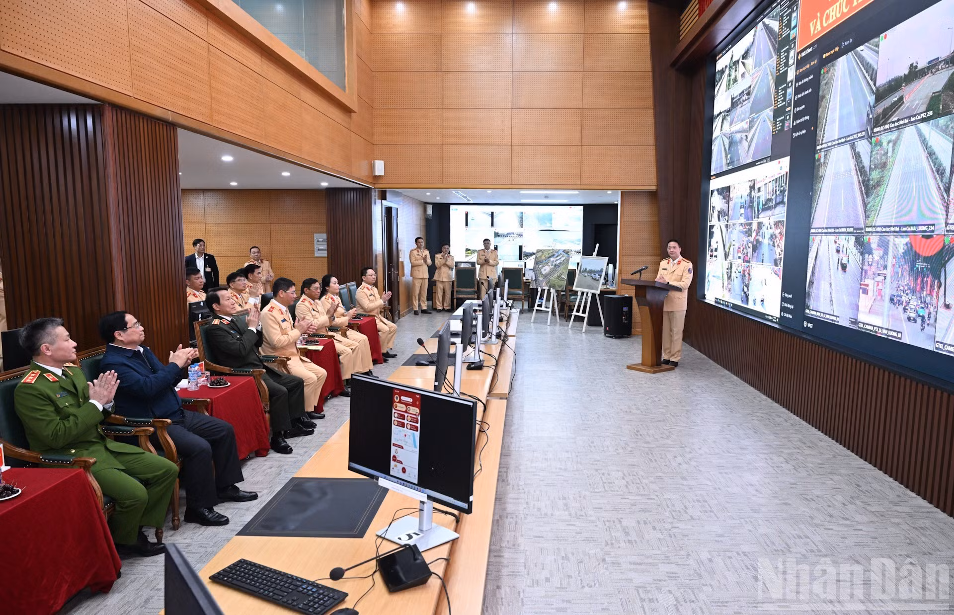 El primer ministro de Vietnam, Pham Minh Chinh, revisa las labores de servicio en el Departamento de la Policía de Tránsito.