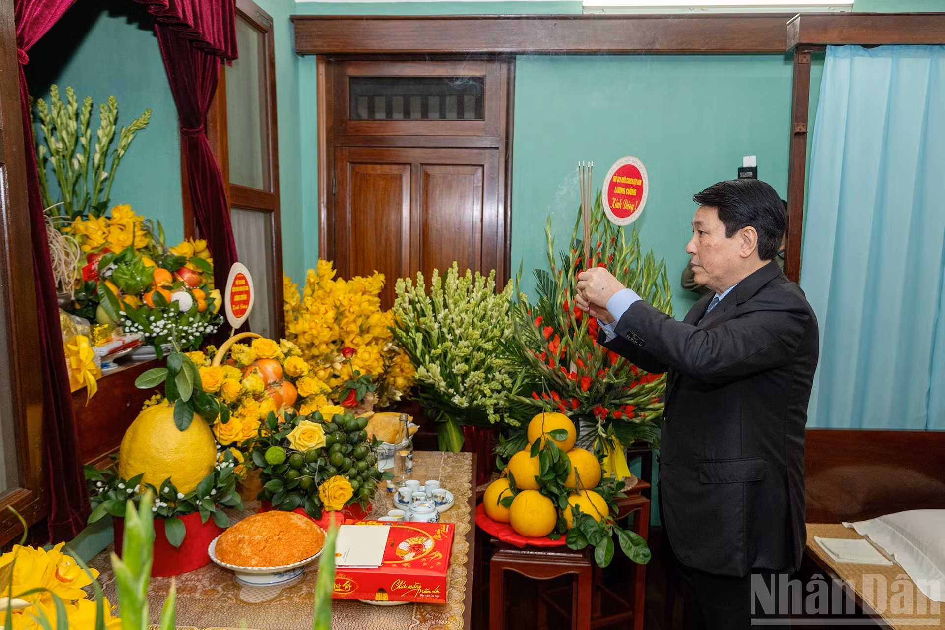 Luong Cuong ofrece incienso en memoria del Presidente Ho Chi Minh.