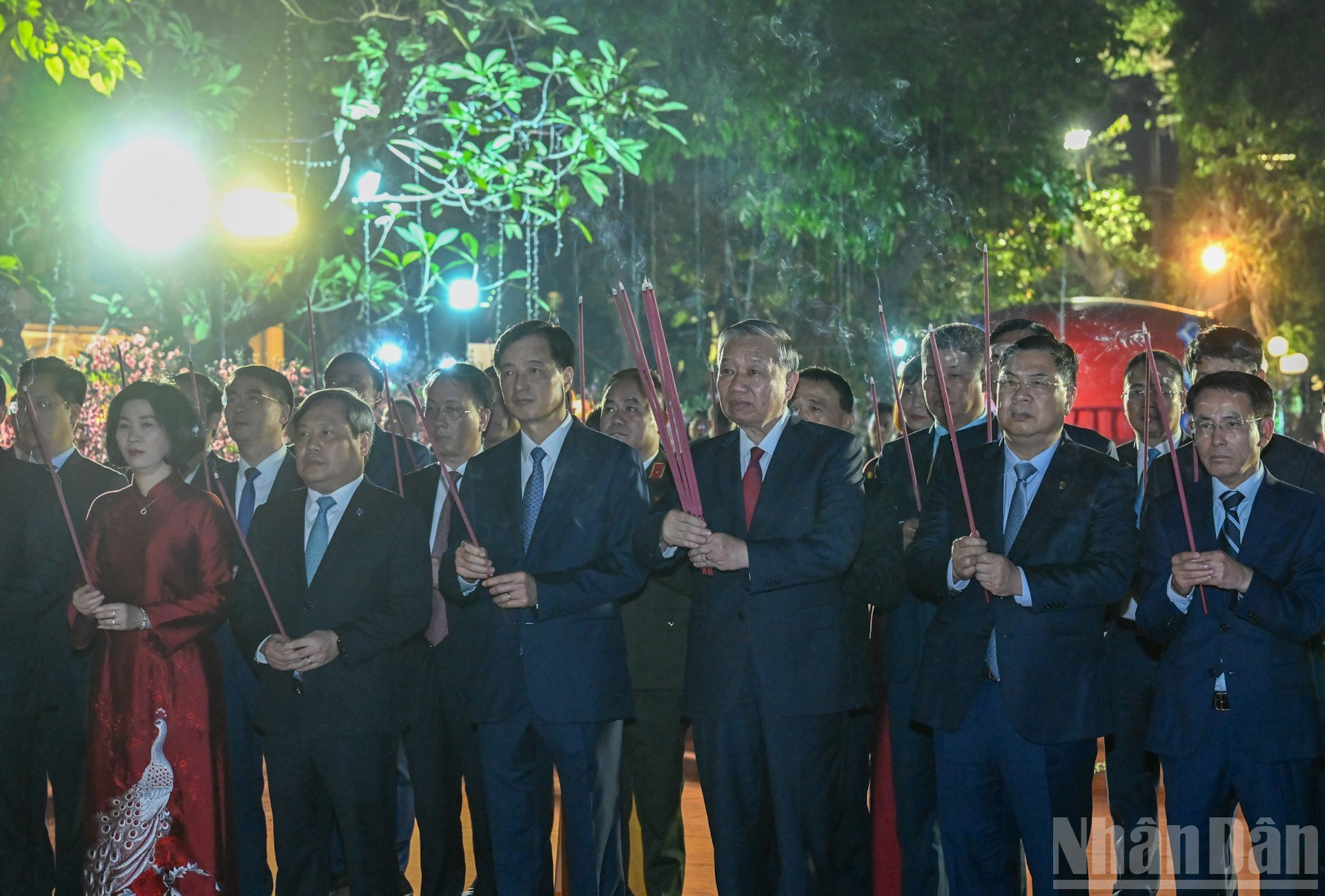 El secretario general del PCV, To Lam, junto con dirigentes del Partido, del Estado y de Hanói, ofrece incienso en el Monumento al Rey Ly Thai To.