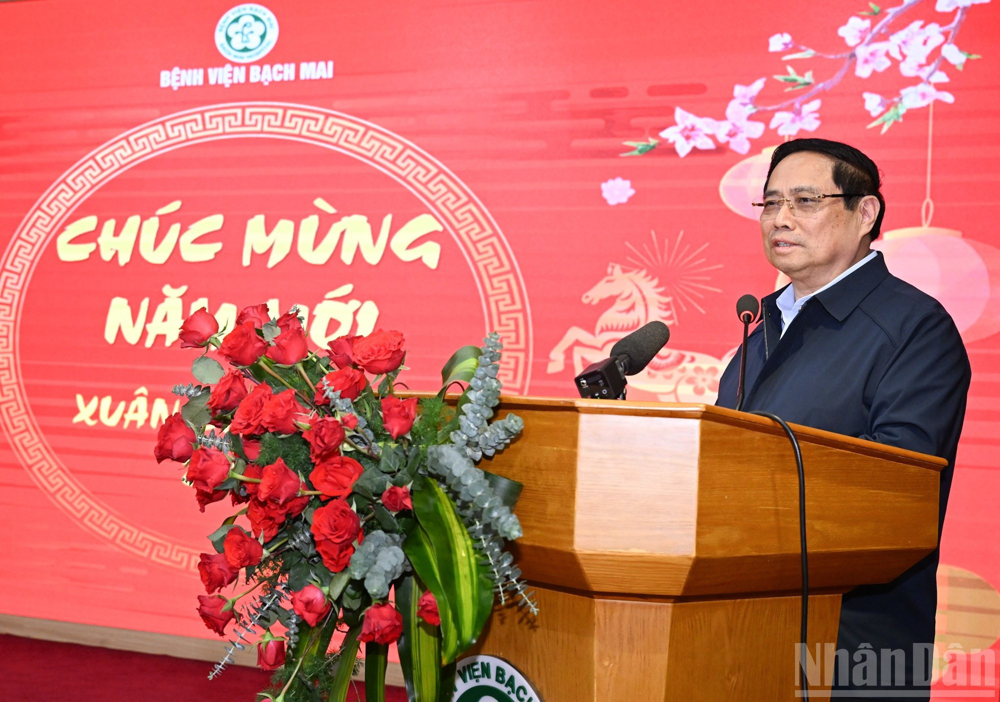 El jefe de Gobierno desea un feliz Tet al equipo médico del Hospital Bach Mai.