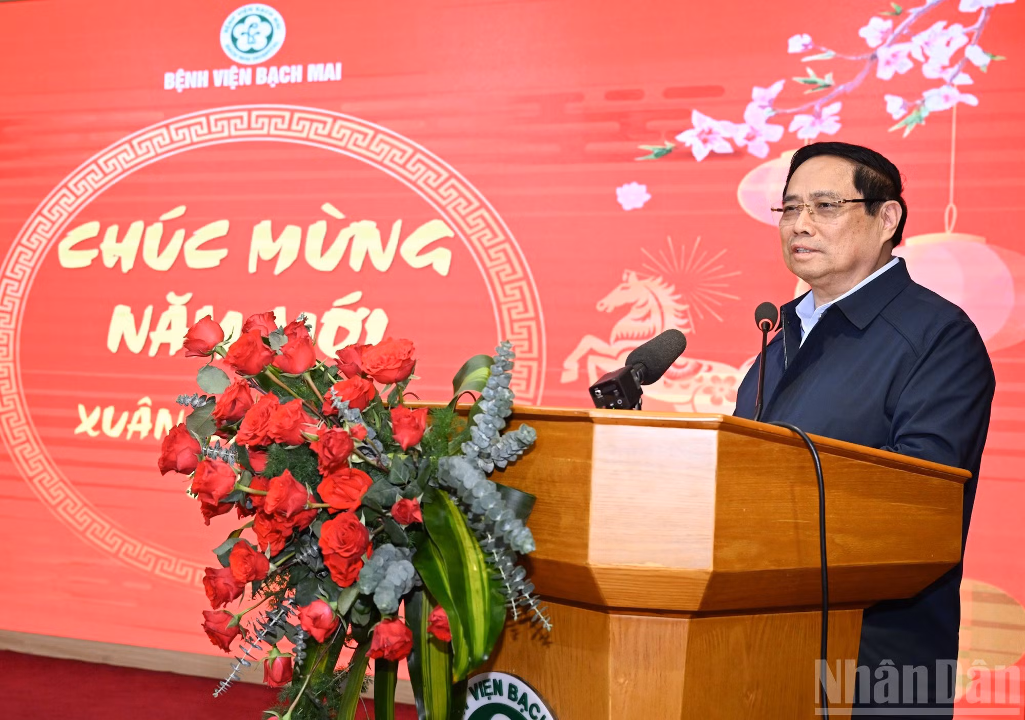 El jefe de Gobierno desea un feliz Tet al equipo médico del Hospital Bach Mai.