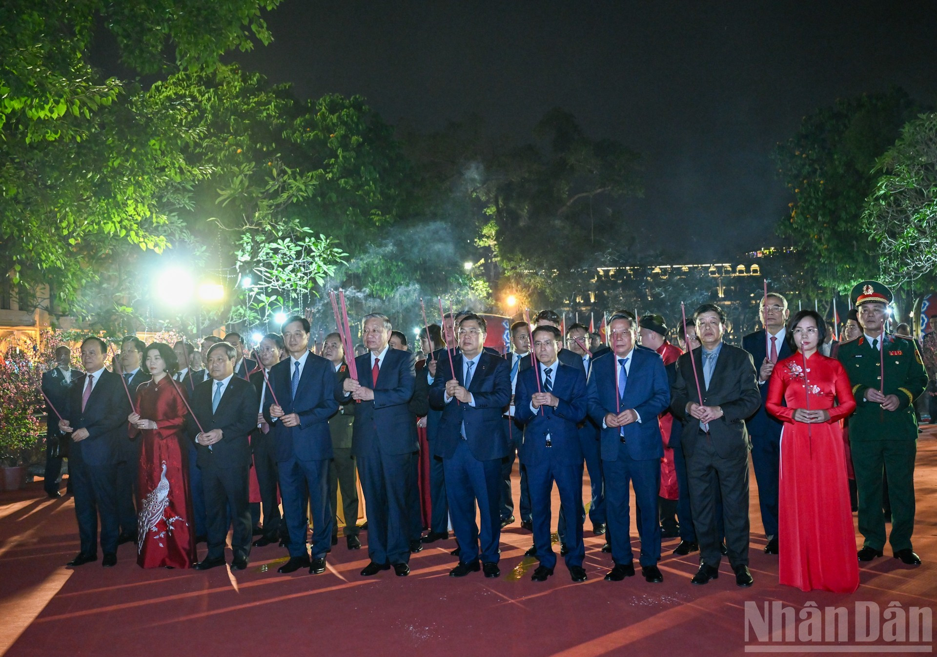 El secretario general To Lam, junto con dirigentes del Partido, del Estado y de Hanói, ofrece incienso en el Monumento al Rey Ly Thai To.