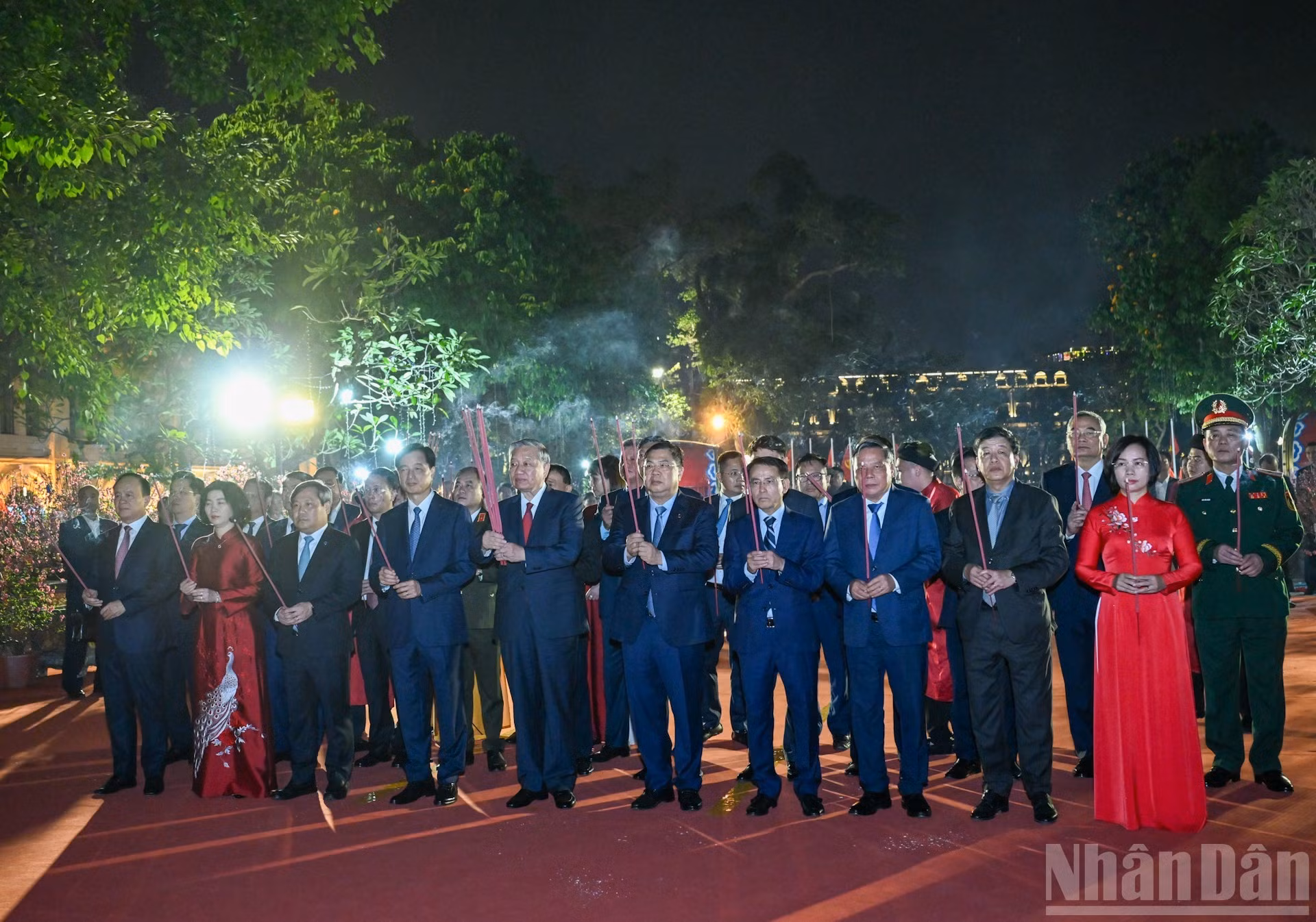 El secretario general To Lam, junto con dirigentes del Partido, del Estado y de Hanói, ofrece incienso en el Monumento al Rey Ly Thai To.
