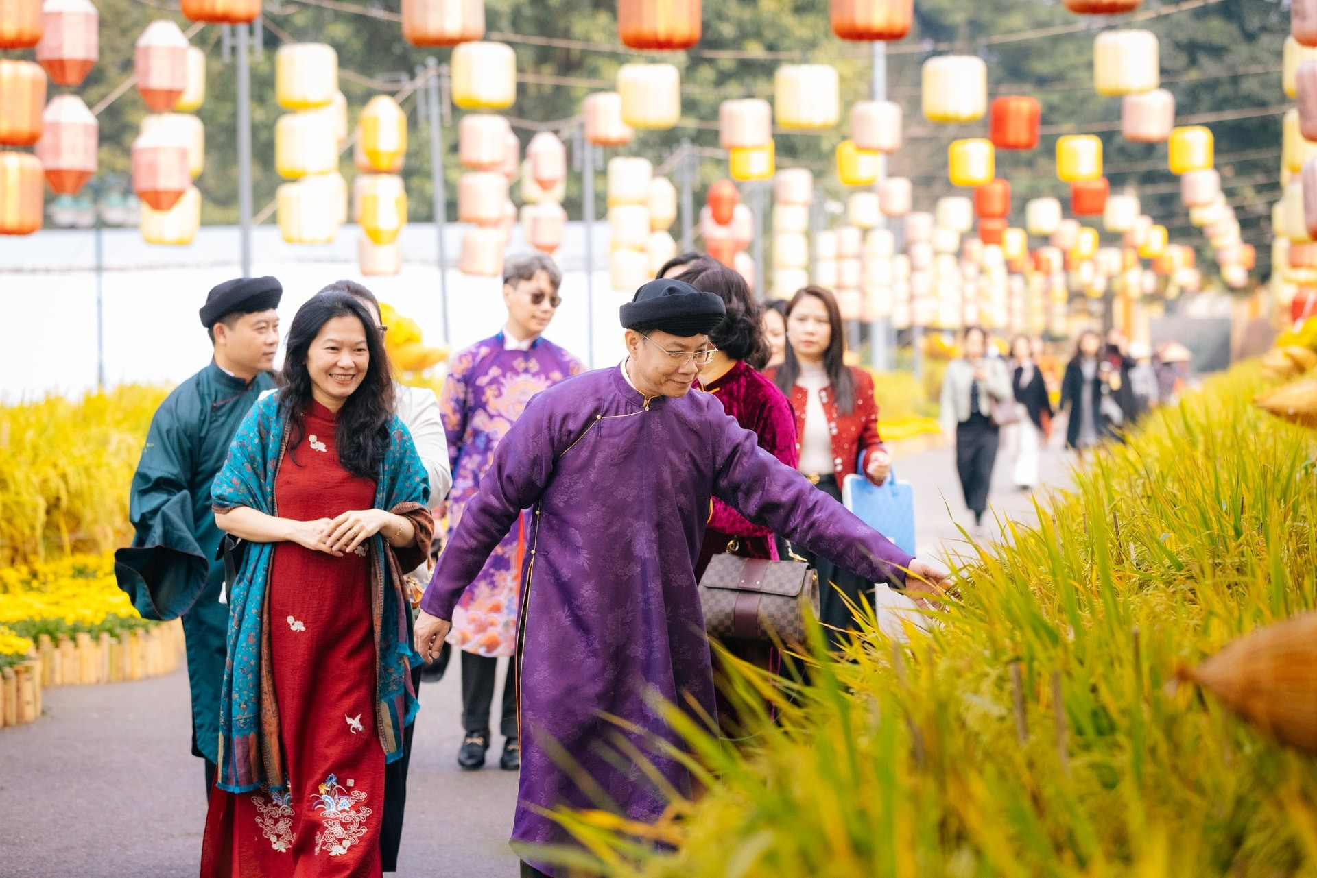 El viceministro de Relaciones Exteriores y presidente de la Comisión Nacional de Vietnam para la Unesco, Ngo Le Van, visita la calle de las flores en la Ciudadela Imperial de Thang Long.