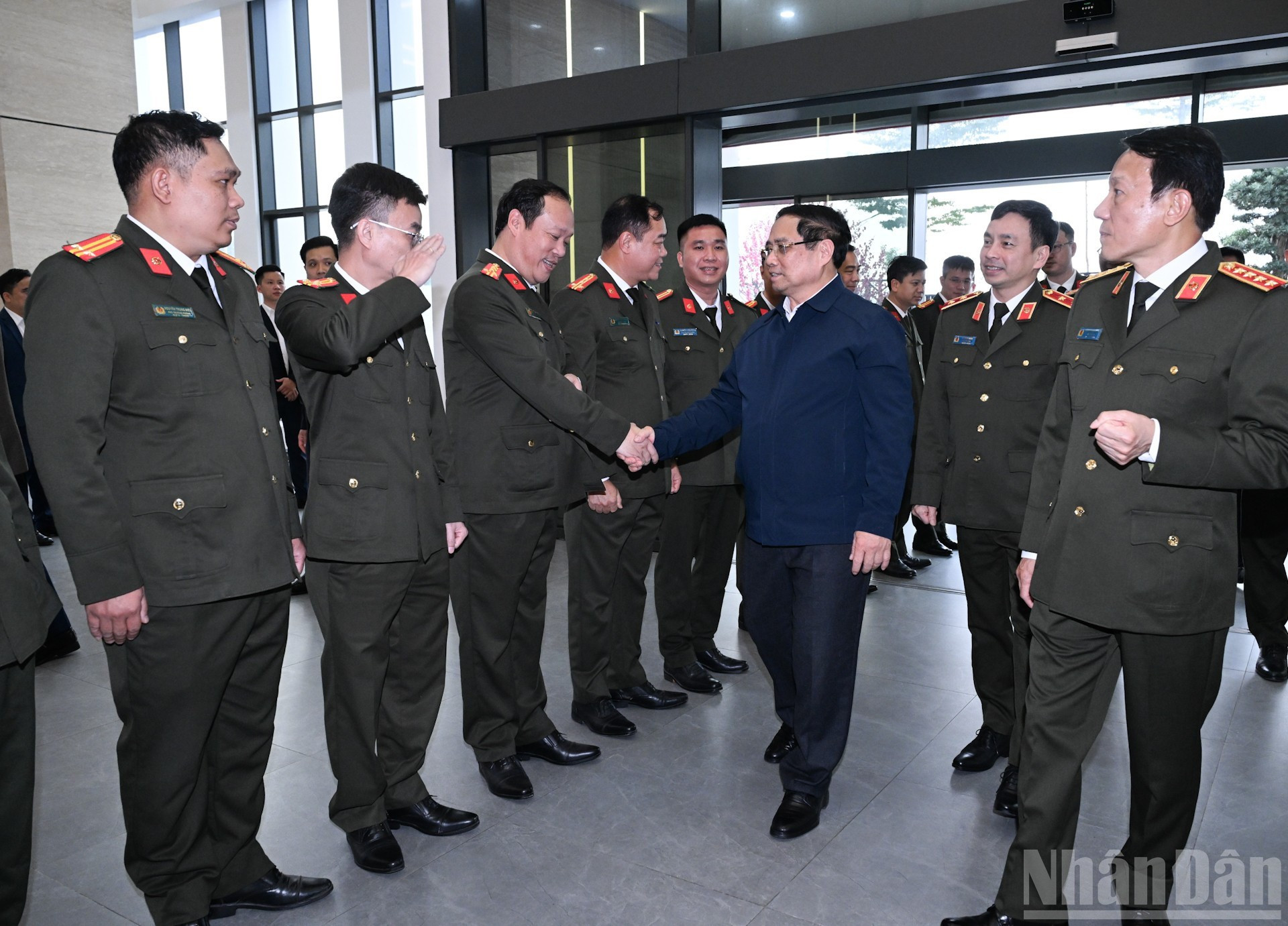 Antes, Minh Chinh transmite sus mejores deseos a los oficiales y soldados del Departamento de Ciberseguridad y Lucha contra el Delito de Alta Tecnología, dependiente del Ministerio de Seguridad Pública.