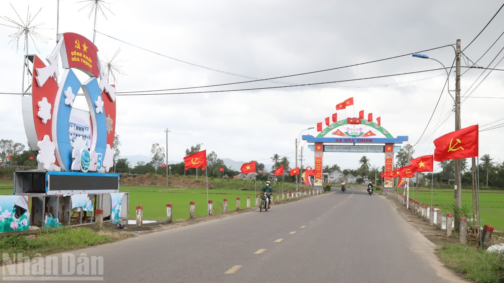 La entrada principal a la comuna de Hoa Thinh adornada co banderas del Partido y de la Patria para dar la bienvenida al Año Nuevo Lunar 2026.
