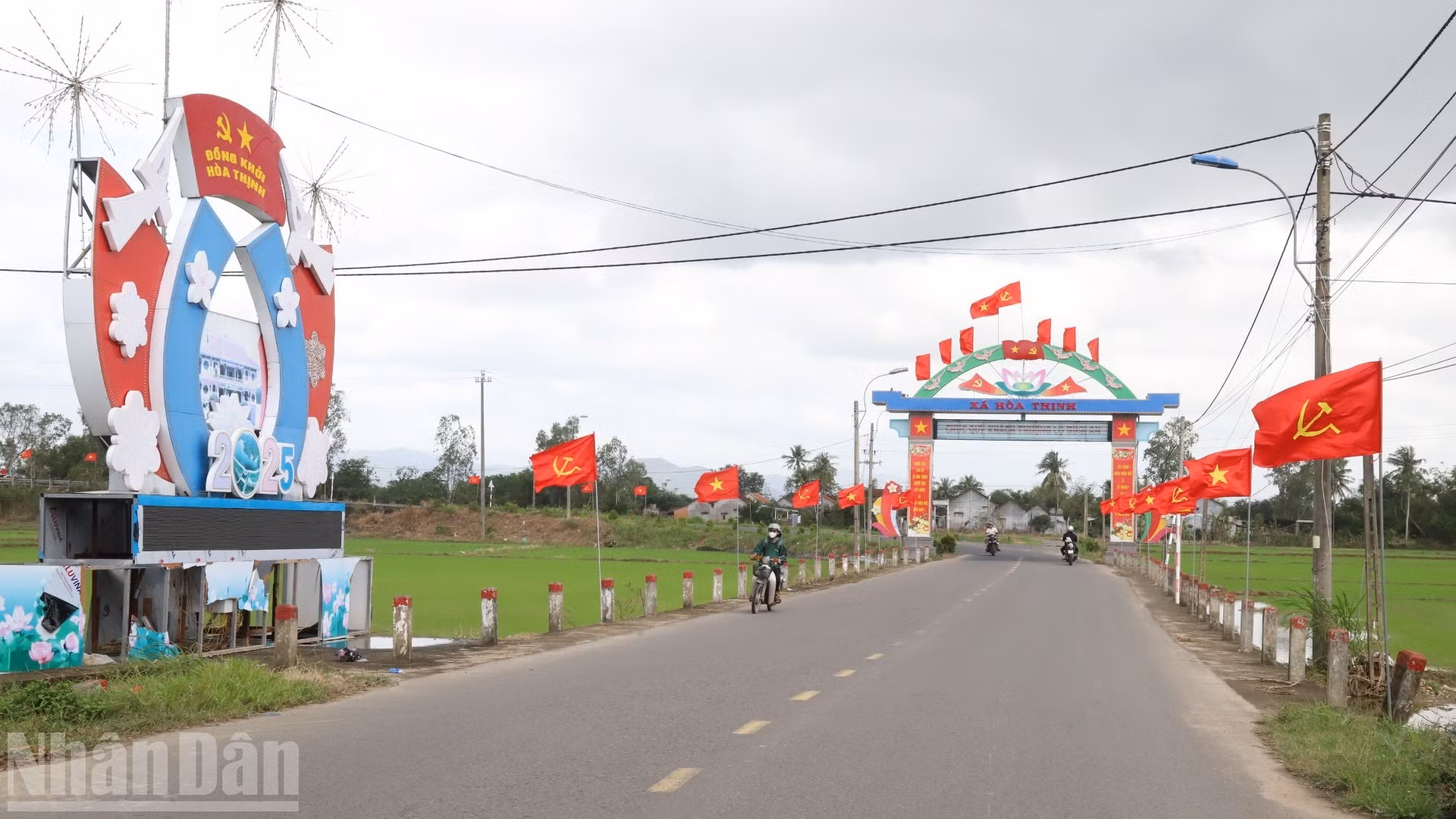 La entrada principal a la comuna de Hoa Thinh adornada co banderas del Partido y de la Patria para dar la bienvenida al Año Nuevo Lunar 2026.