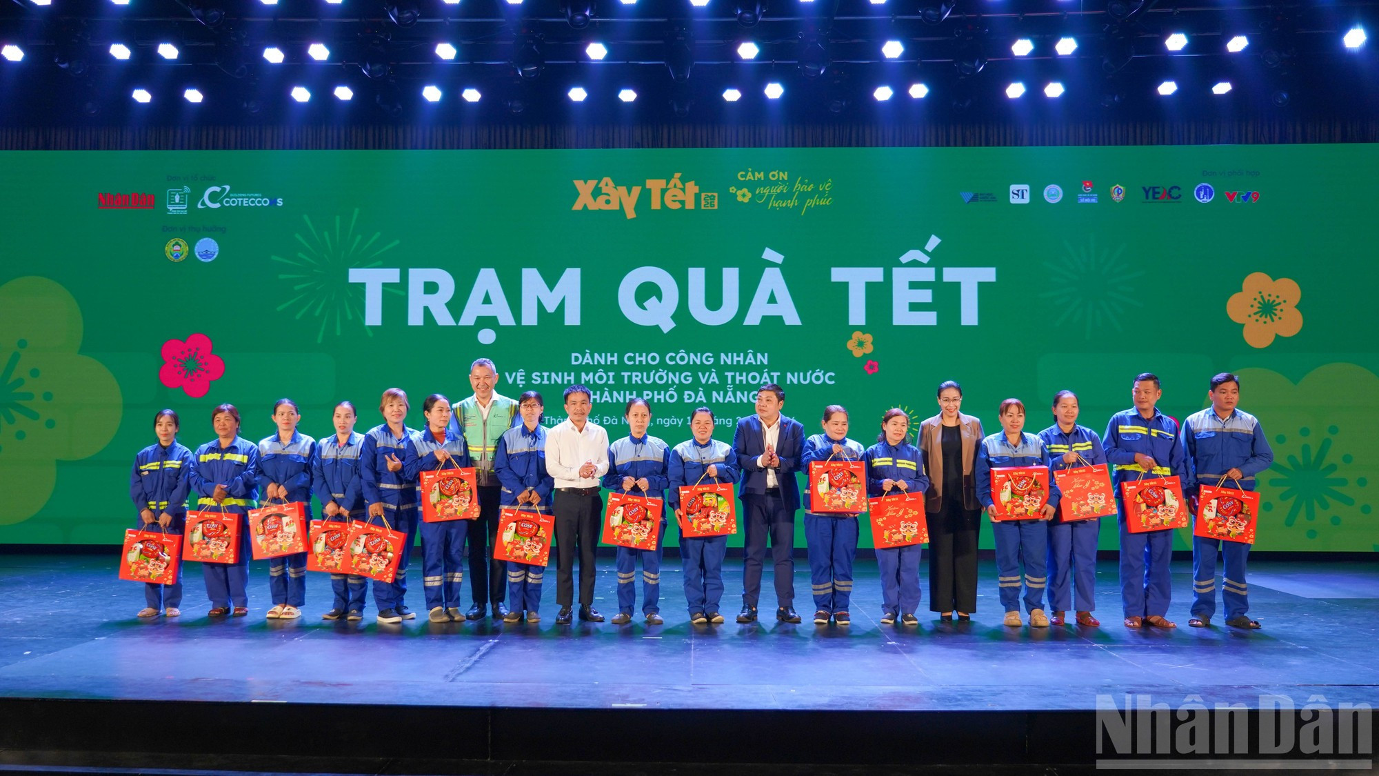 Bajo el lema “Gracias a quienes protegen la felicidad”, el programa está dedicado a los trabajadores que, día y noche, garantizan el entorno de vida y el funcionamiento sostenible de la ciudad.