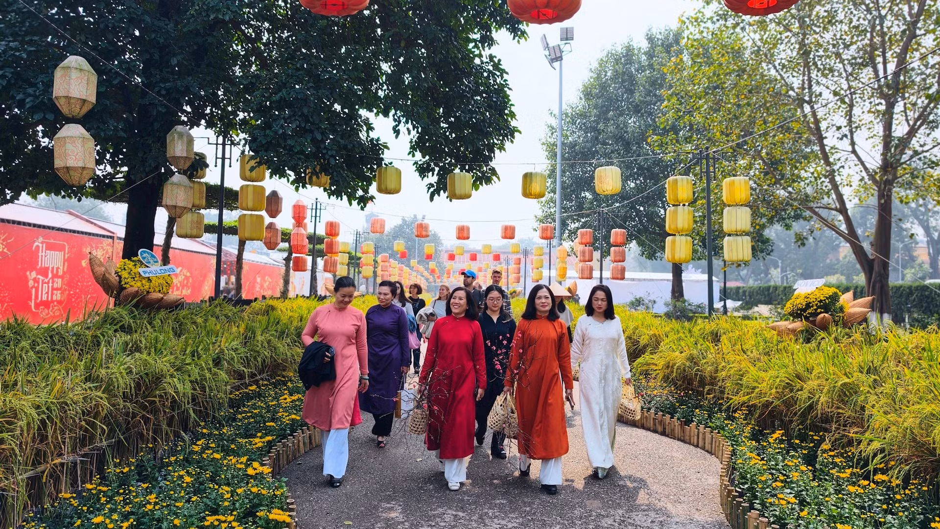 Con sus coloridos elementos decorativos, la ruta floral es un espacio ideal para pasear y hacer fotos.