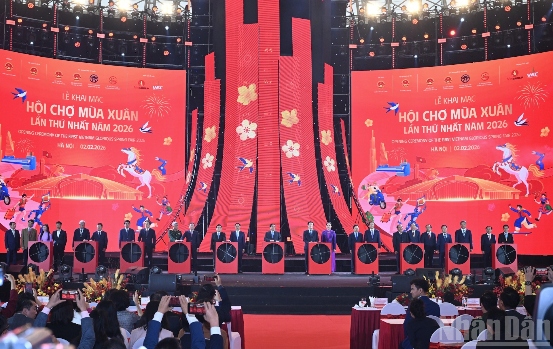 Los delegados presionan el botón para inaugurar la feria.