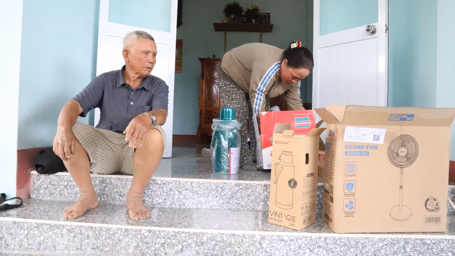 Padre e hija preparan los equipos donados por benefactores para recibir el Tet.