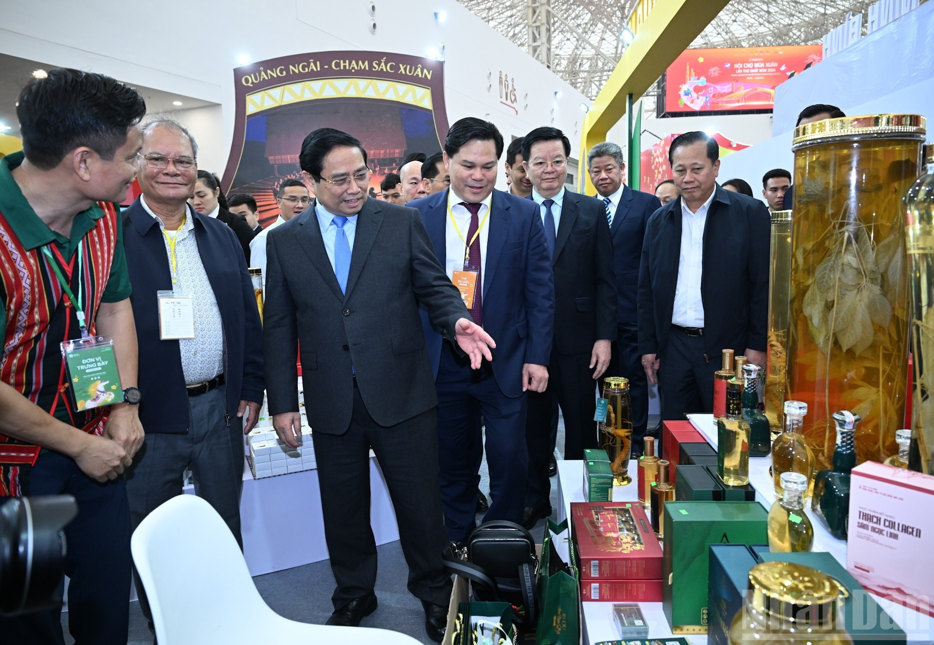 Los delegados visitan los stands en la feria.