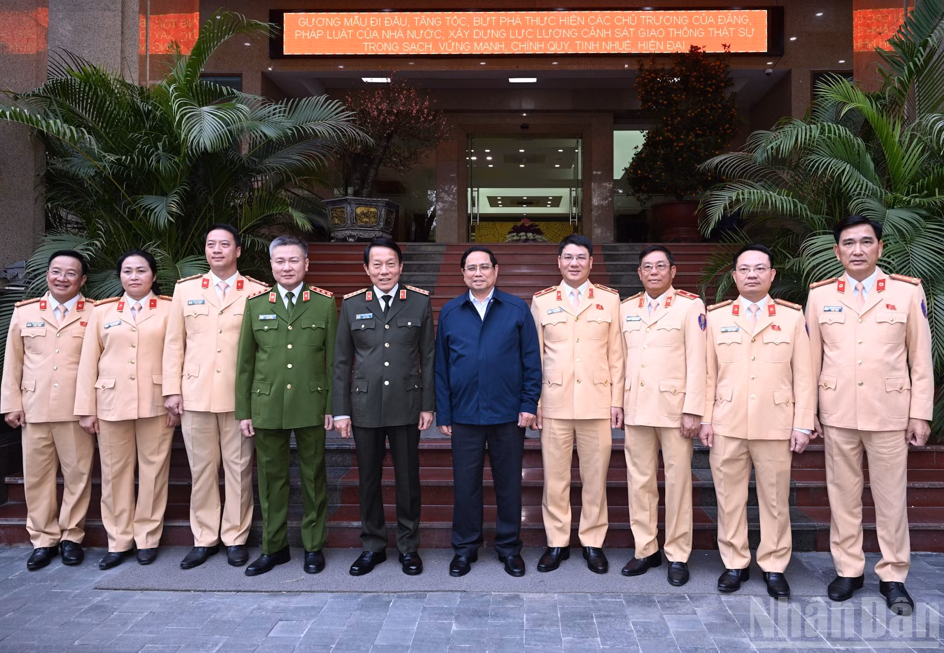 Phạm Minh Chính, junto con funcionarios del Ministerio de Seguridad Pública y del Departamento de Policía de Tránsito.