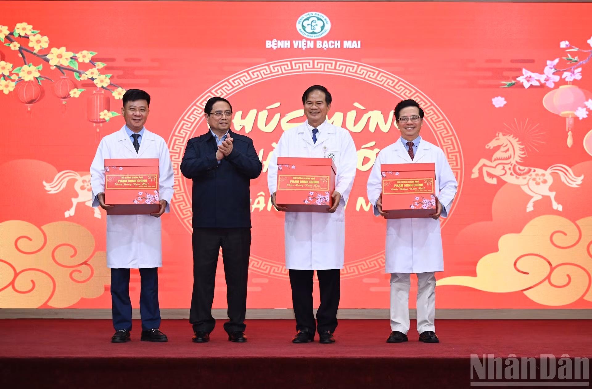 Minh Chinh entrega obsequios a representantes del Hospital Bach Mai.