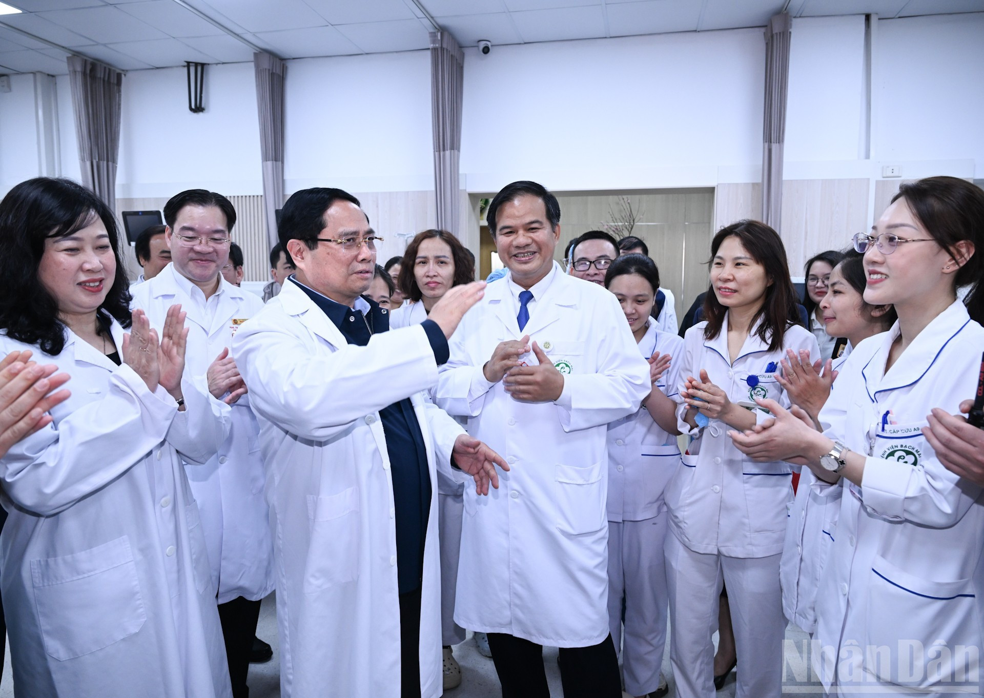 El primer ministro de Vietnam, Pham Minh Chinh, con el personal médico del Hospital Bach Mai.