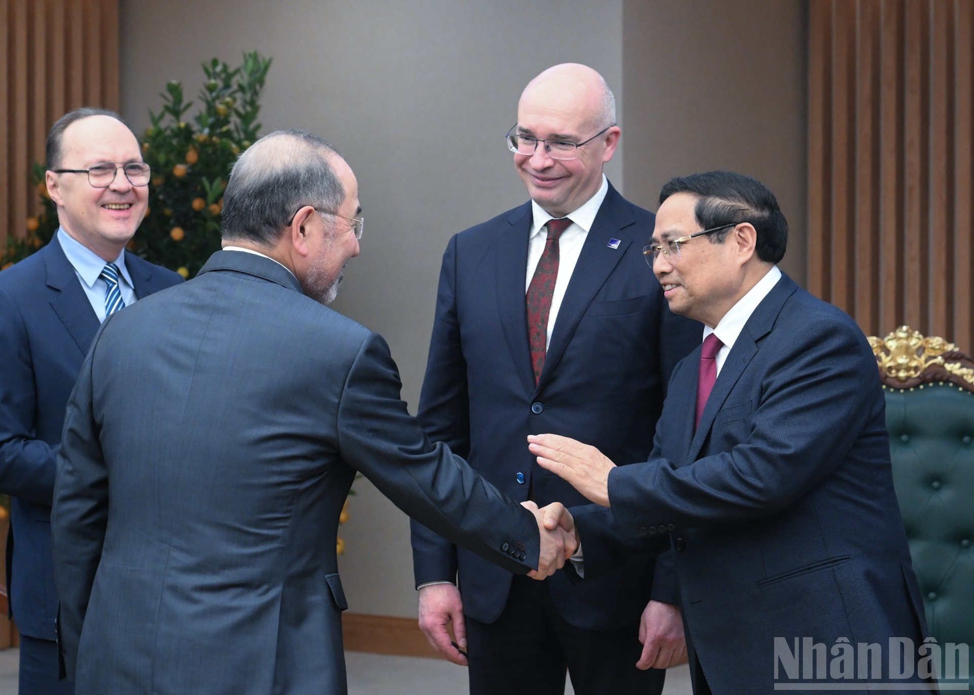 El primer ministro de Vietnam, Pham Minh Chinh, recibe a la delegación de la agencia rusa TASS.