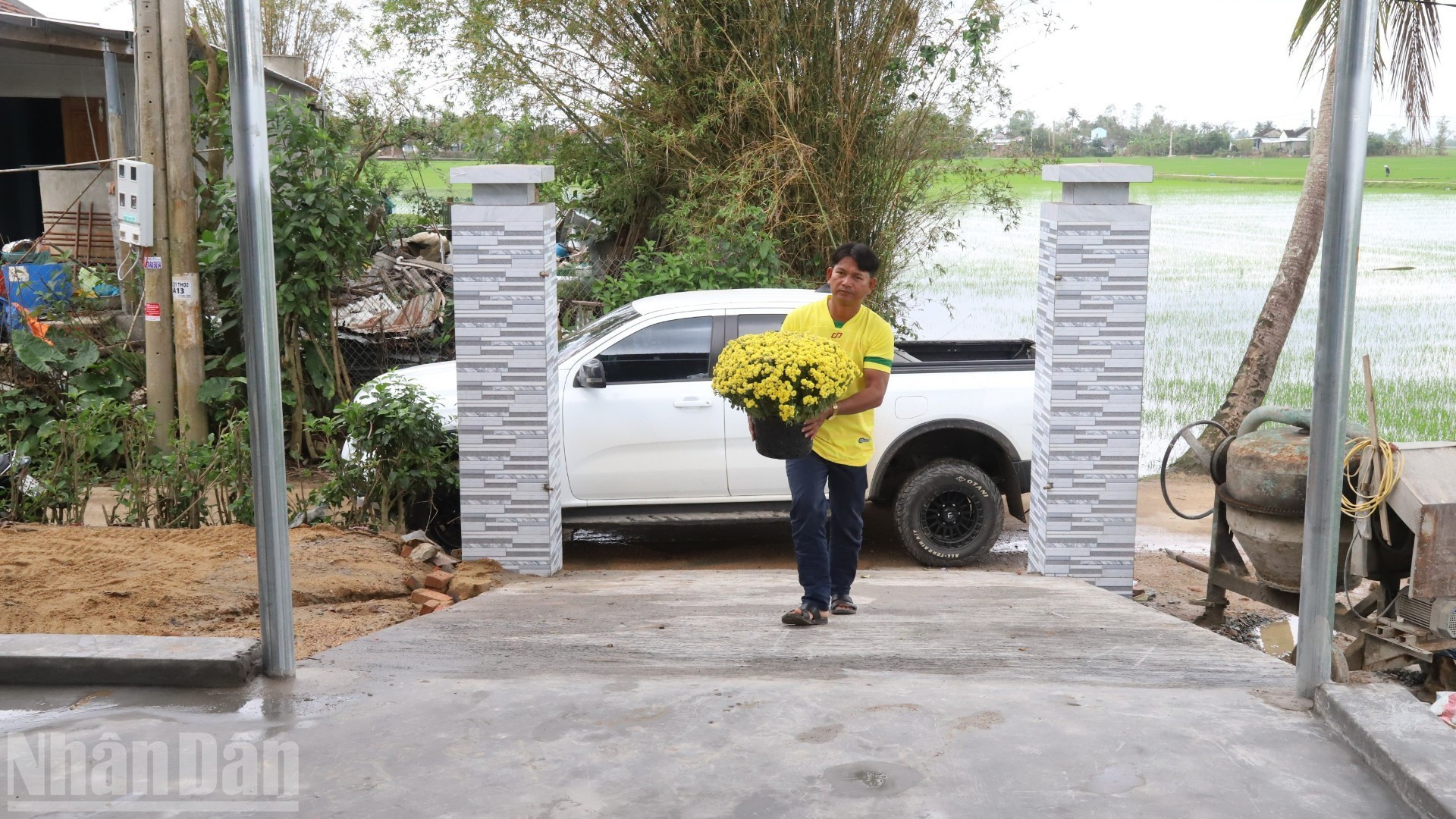 Tran Chu Nghia, en la aldea Phu Huu, comuna de Hoa Thinh, compra flores para recibir el Año Nuevo Lunar en su nueva casa.