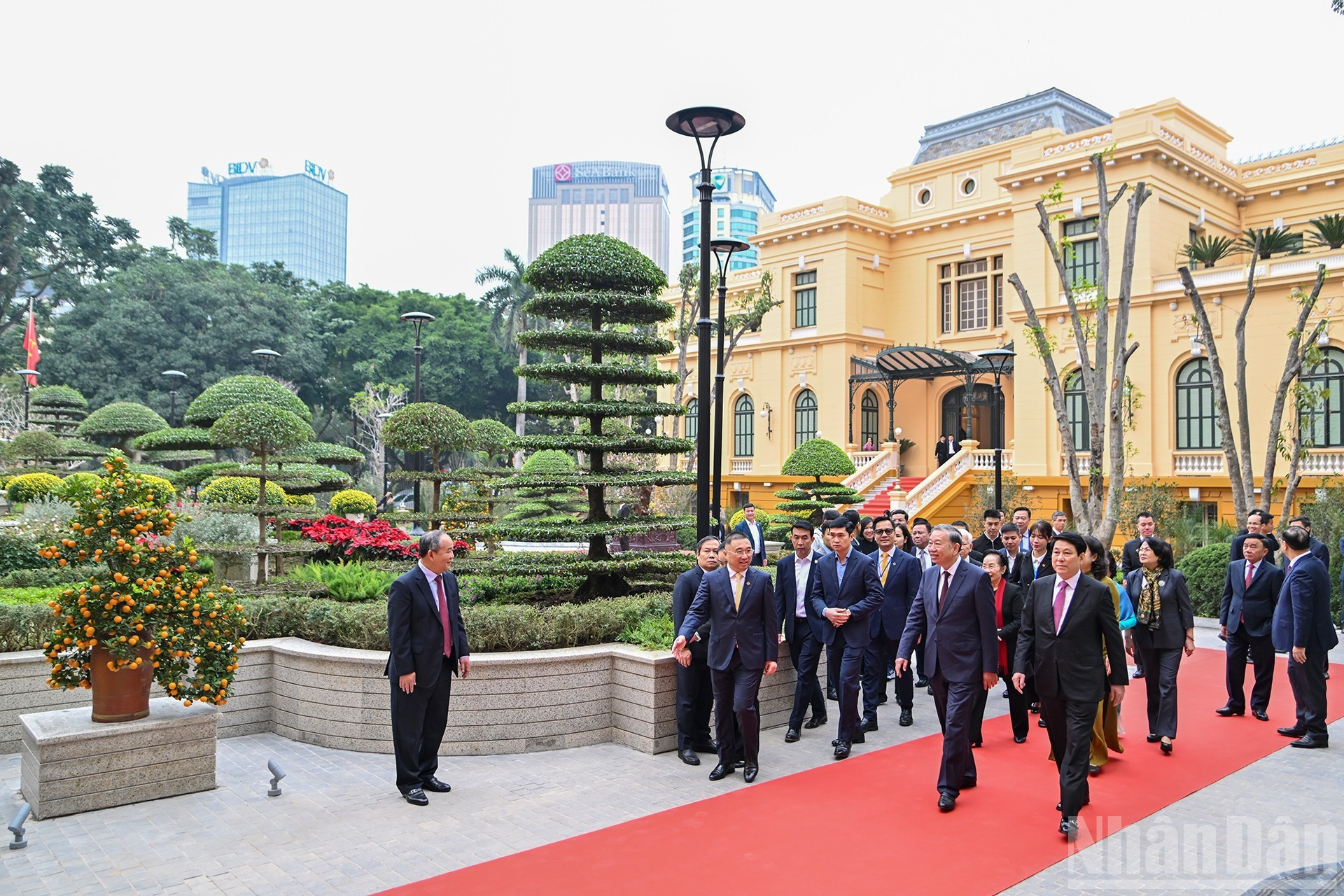 Los delegados visitan la obra.