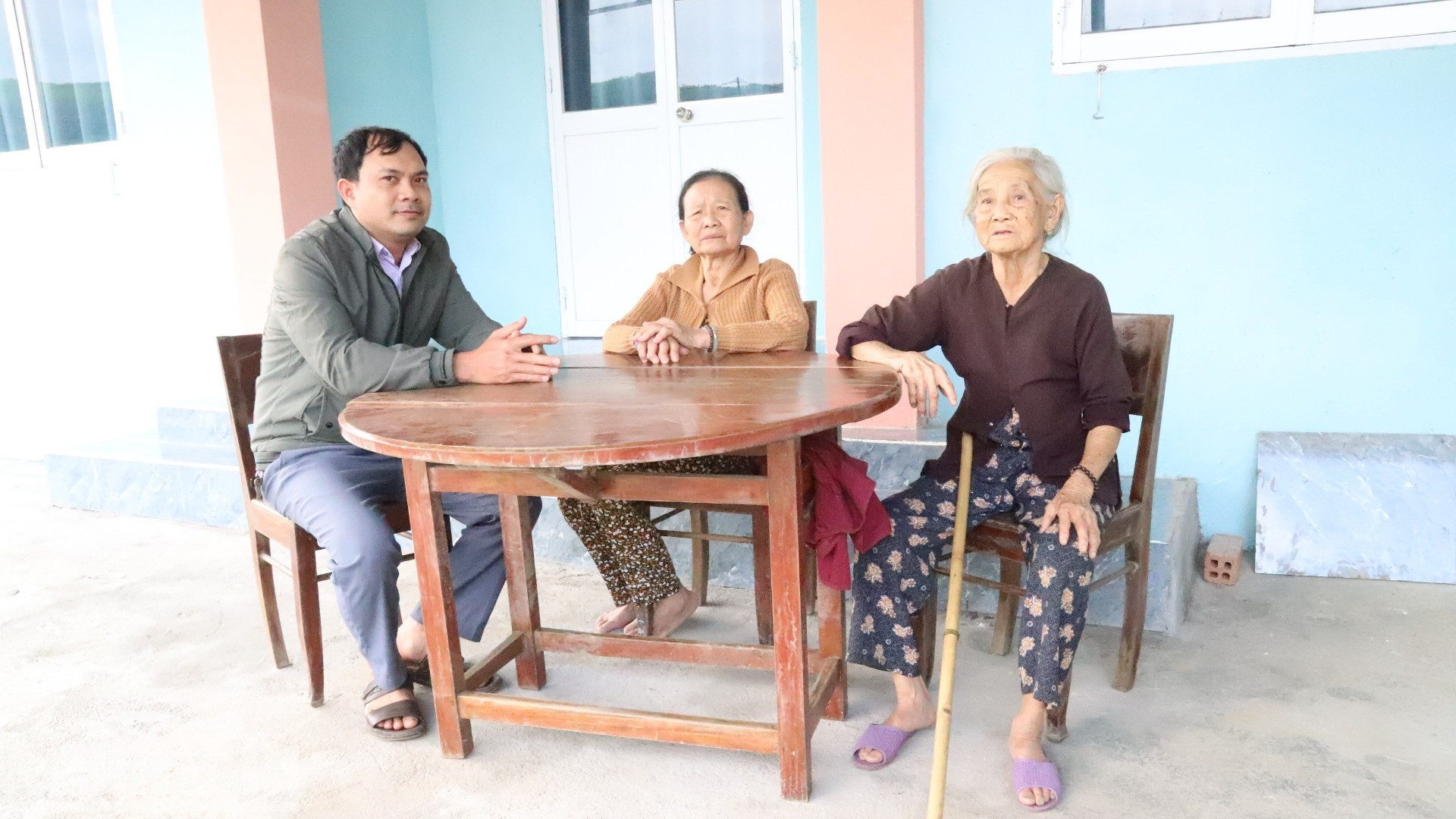 Truong Thi Lai (centro) afirma que este es el Tet más feliz de su vida, al poder celebrarlo en su nuevo hogar.