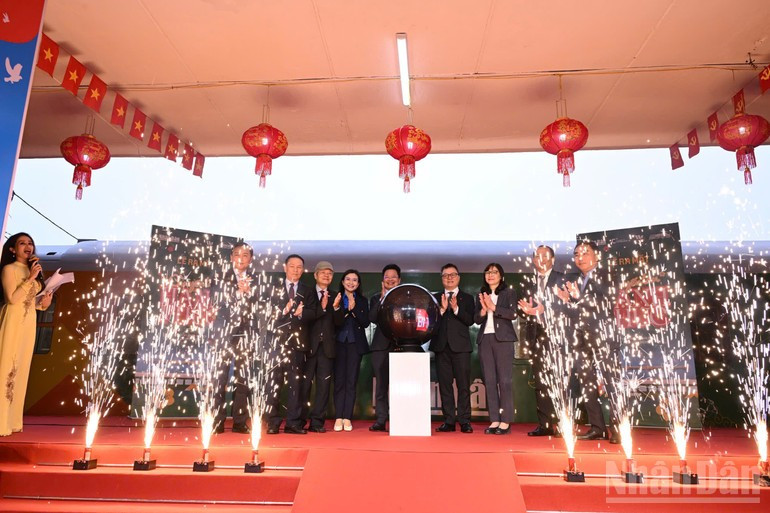 En el acto de lanzamiento.