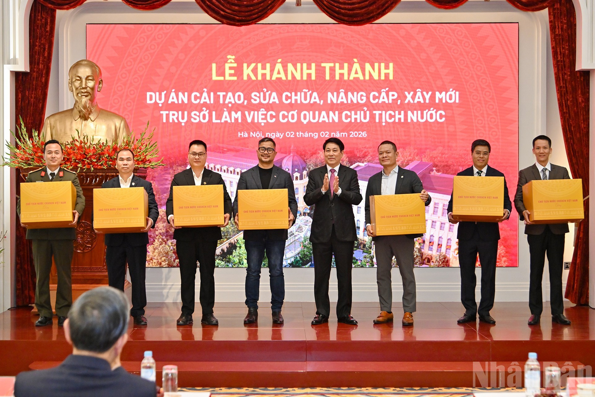 Luong Cuong entrega obsequios a las unidades con logros destacados en el proyecto de remodelación de la sede de la Oficina Presidencial.