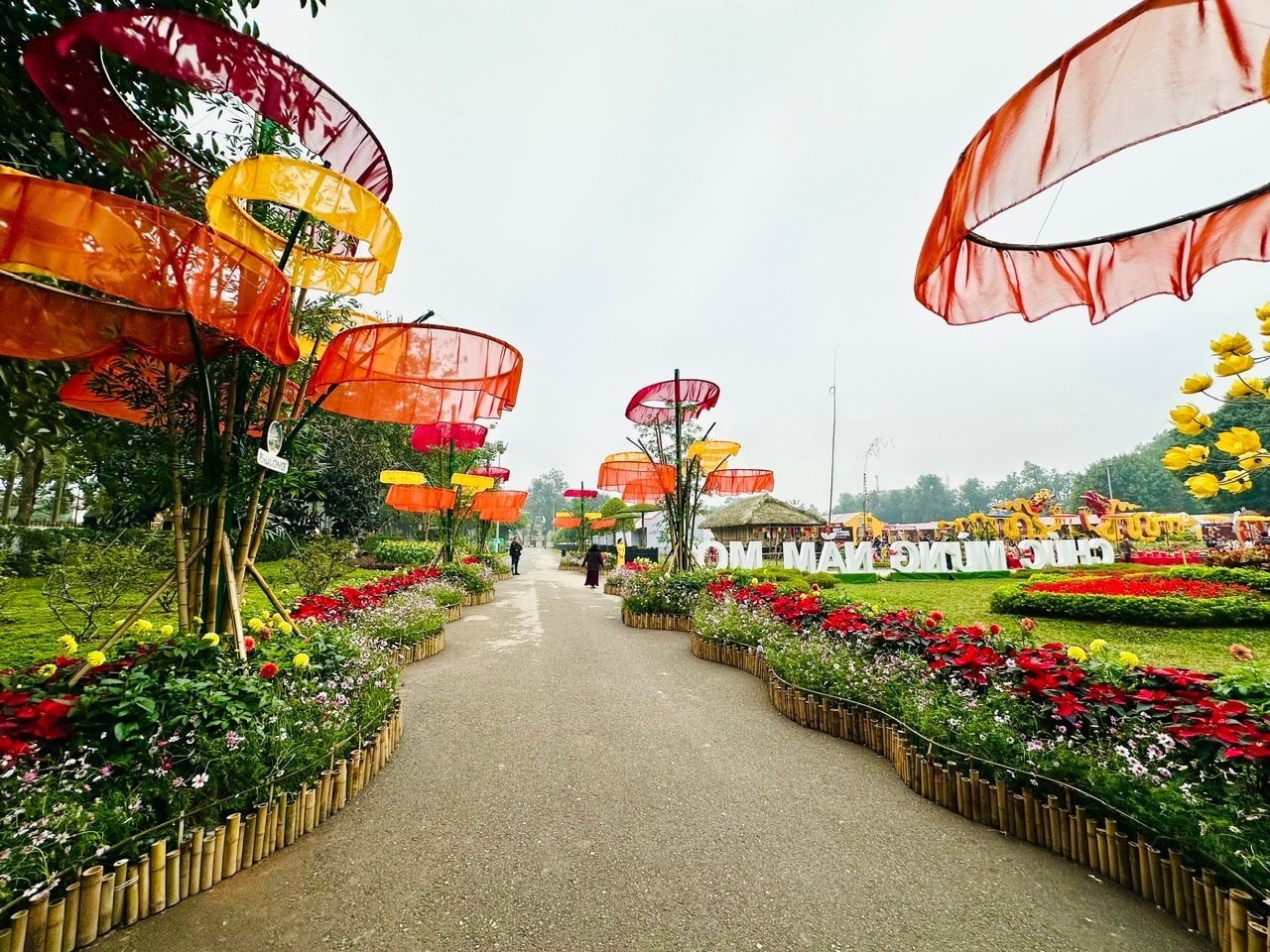 La Ciudadela Imperial de Thang Long fue el primer sitio de Hanói declarado Patrimonio Cultural de la Humanidad por la Unesco en 2010, lo que refleja los más de mil años de historia de la antigua capital, Thang Long-Hanói. La creación de esta calle floral permite al público experimentar el Tet tradicional vietnamita en estrecha conexión con la historia y la identidad cultural del país.