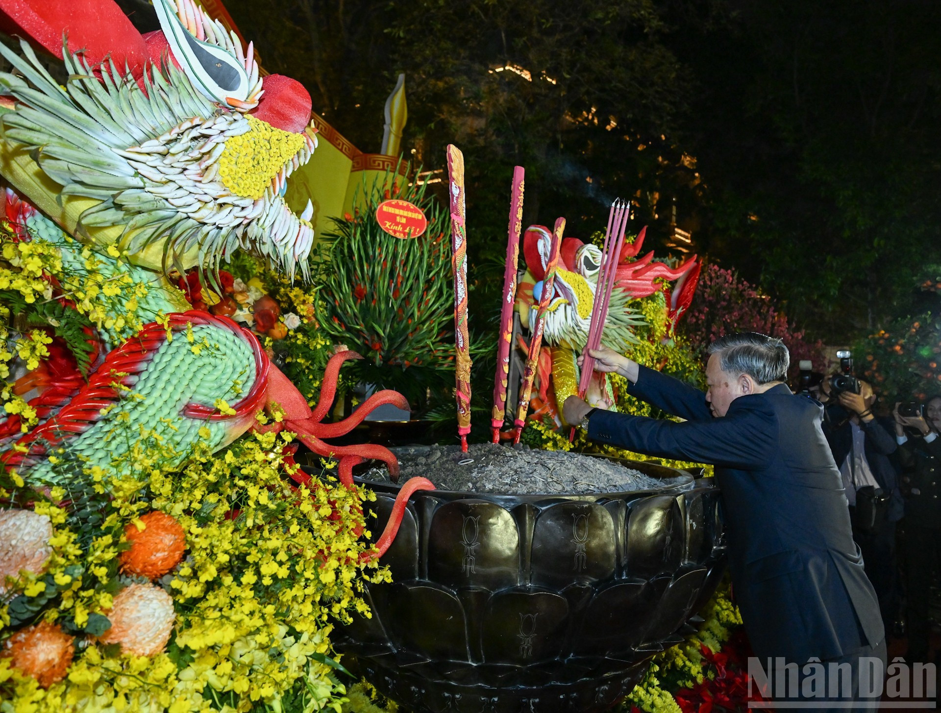 To Lam ofrece incienso en homenaje al Rey Ly Thai To.