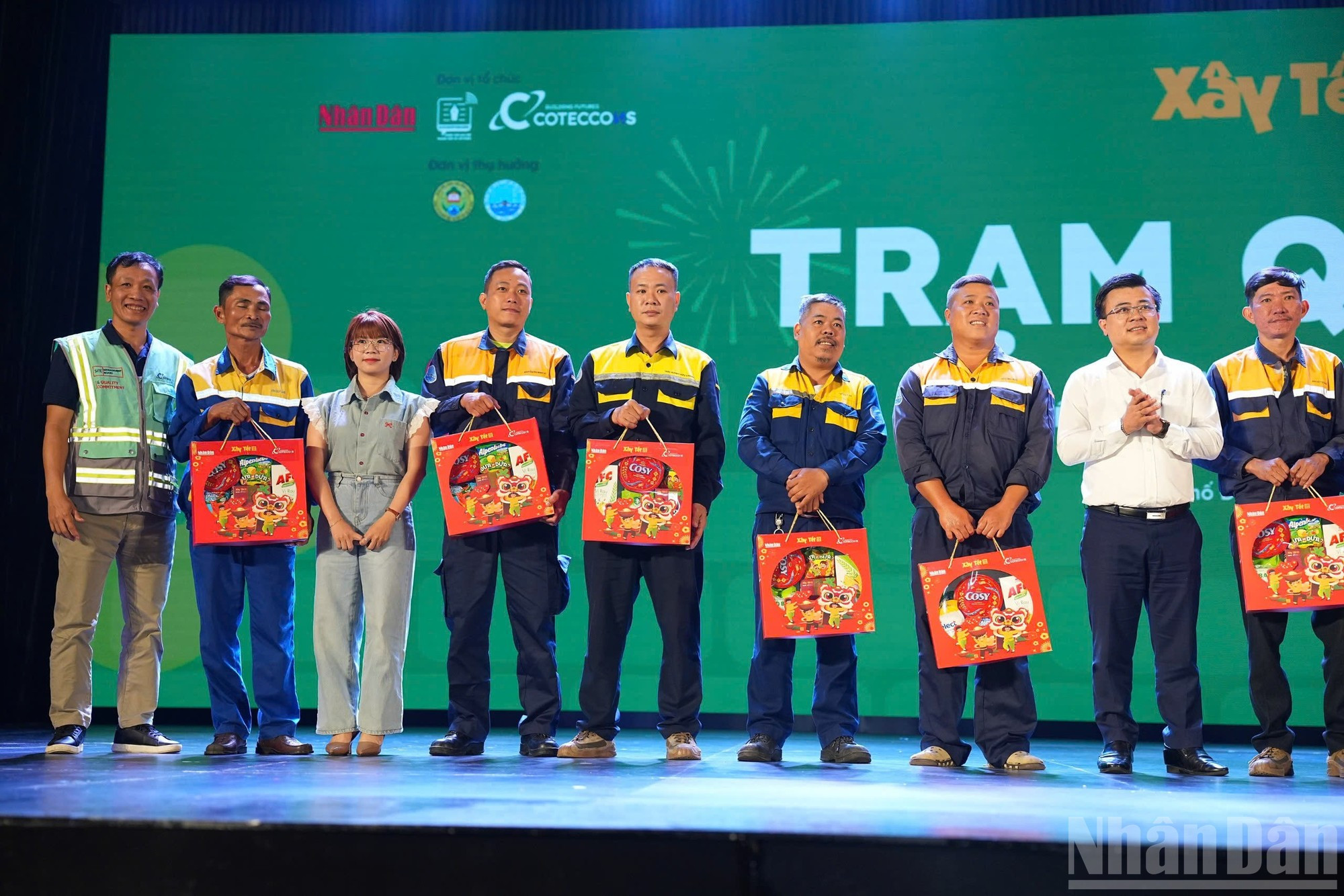 Entregan obsequios a los trabajadores.