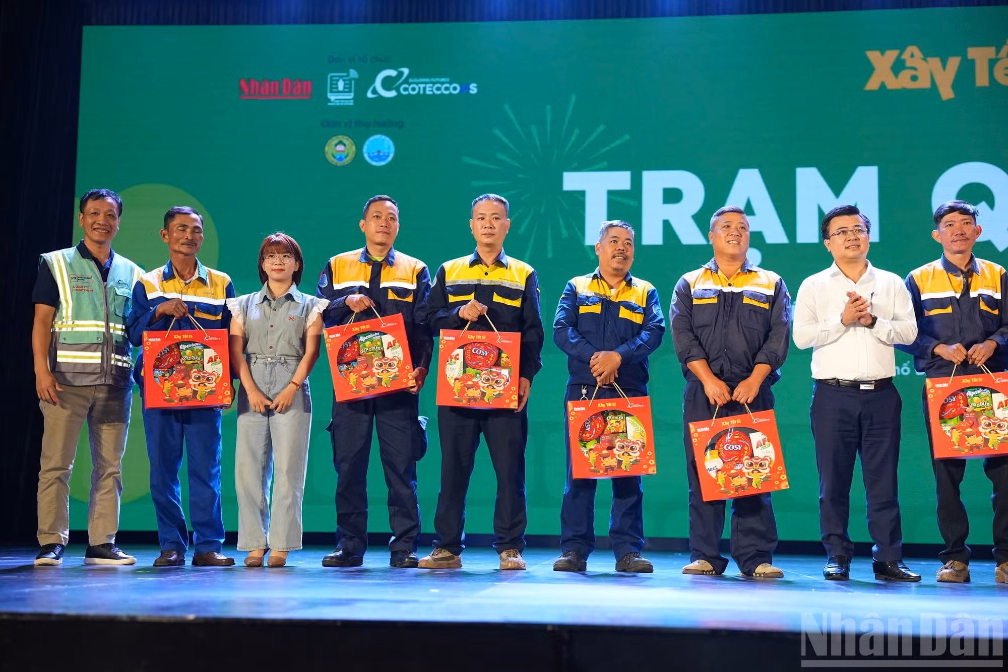 Entregan obsequios a los trabajadores.